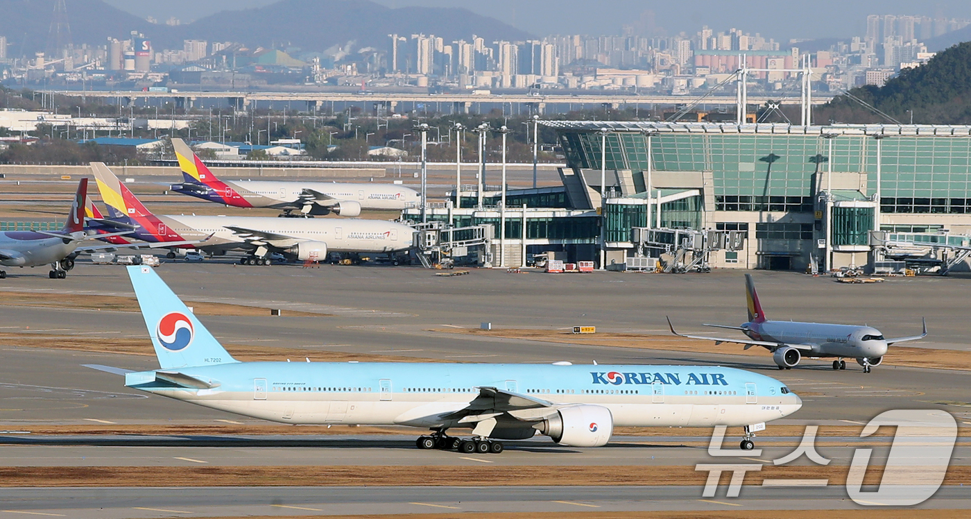 (인천공항=뉴스1) 이승배 기자 = 대한항공과 아시아나항공 합병을 심사중인 유럽연합 집행위원회(EC)가 여객 노선 이관 요건이 충족됐다고 결론을 내리며 아시아나 화물사업 매각 요건 …