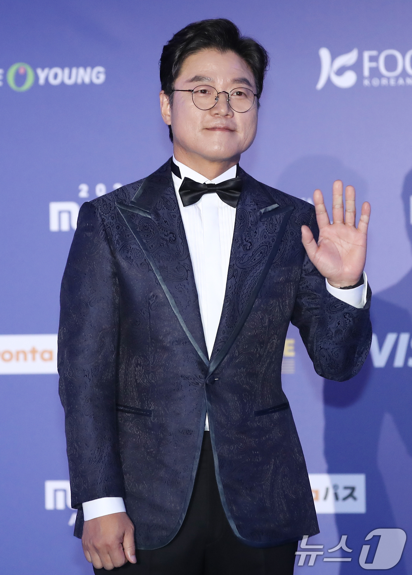 (오사카=뉴스1) 권현진 기자 = 나영석 PD가 22일 일본 오사카 쿄세라 돔에서 열린 '2024 마마 어워즈'(MAMA AWARDS) 레드카펫 행사에 참석해 포즈를 취하고 있다. …