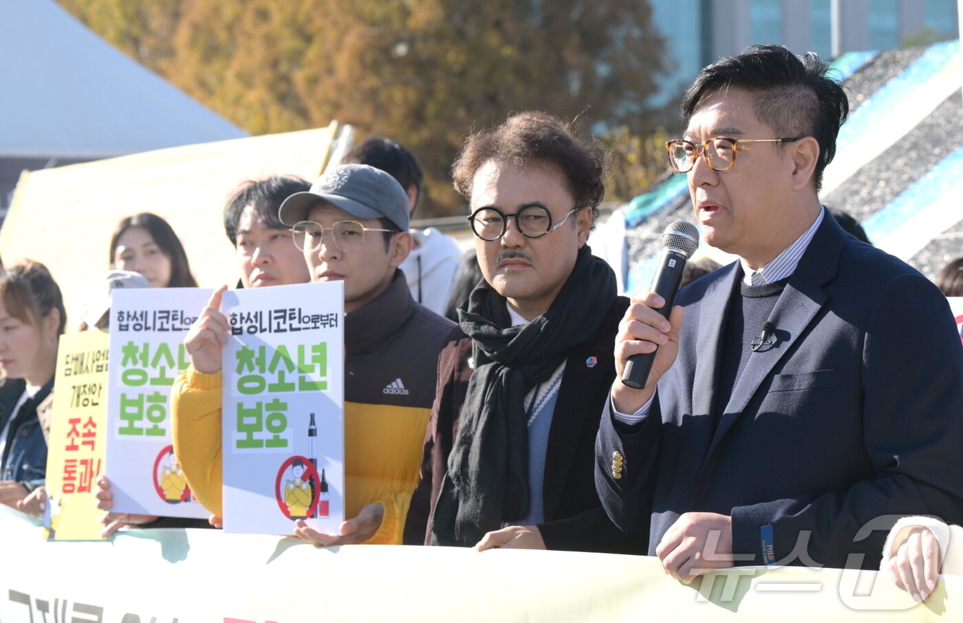 본문 이미지 - 청소년지킴실천연대와 서울YMCA, 전문기관인 한국담배규제연구교육센터가 22일 서울 여의도 국회 정문 앞에서 합성 니코틴 액상형 전자담배 규제 법안의 조속한 통과를 촉구하는 기자회견을 하던 당시 이성규 센터장이 발언하고 있다. (청소년지킴실천연대 제공) 2024.11.22 ⓒ 뉴스1