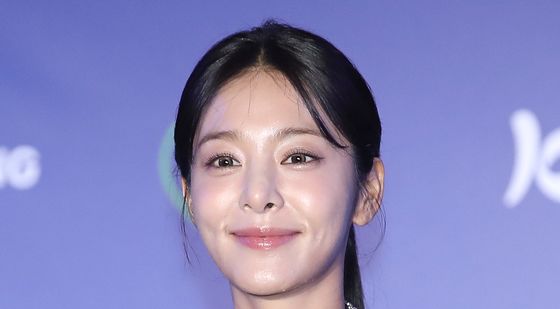 '무쇠소년단' 설인아, 많이 탄 피부 하얗게 하고 왔어요