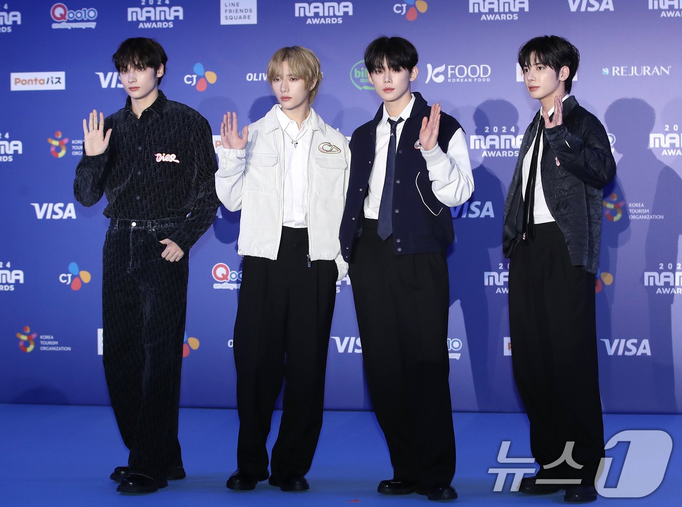 투모로우바이투게더&#40;TXT&#41; 휴닝카이, 범규, 연준, 태현이 22일 일본 오사카 쿄세라 돔에서 열린 &#39;2024 마마 어워즈&#39;&#40;MAMA AWARDS&#41; 레드카펫 행사에 참석해 포즈를 취하고 있다. 2024.11.22/뉴스1 ⓒ News1 권현진 기자