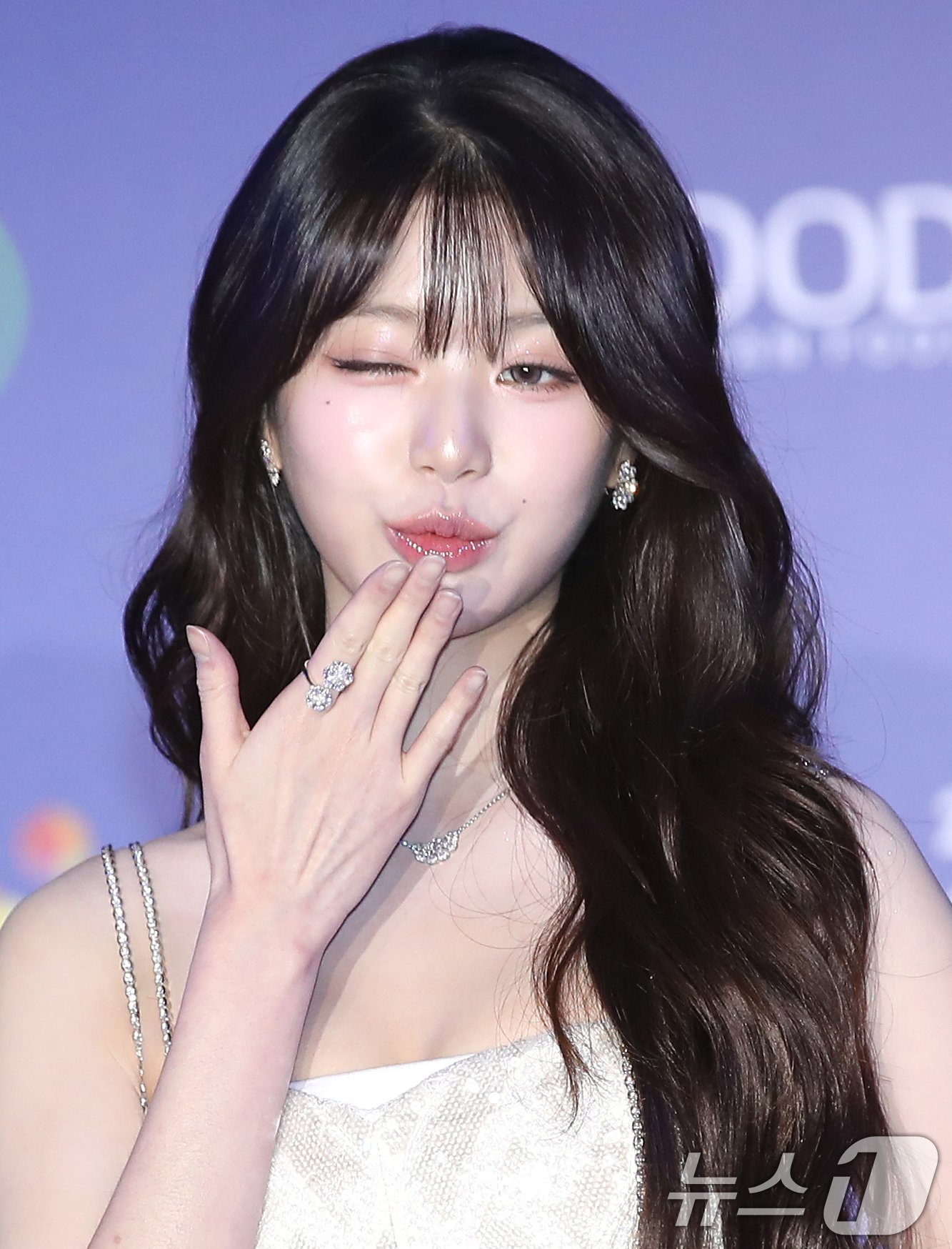 본문 이미지 - 아이브 장원영이 22일 일본 오사카 쿄세라 돔에서 열린 '2024 마마 어워즈'(MAMA AWARDS) 레드카펫 행사에 참석해 포즈를 취하고 있다. 2024.11.22/뉴스1 ⓒ News1 권현진 기자