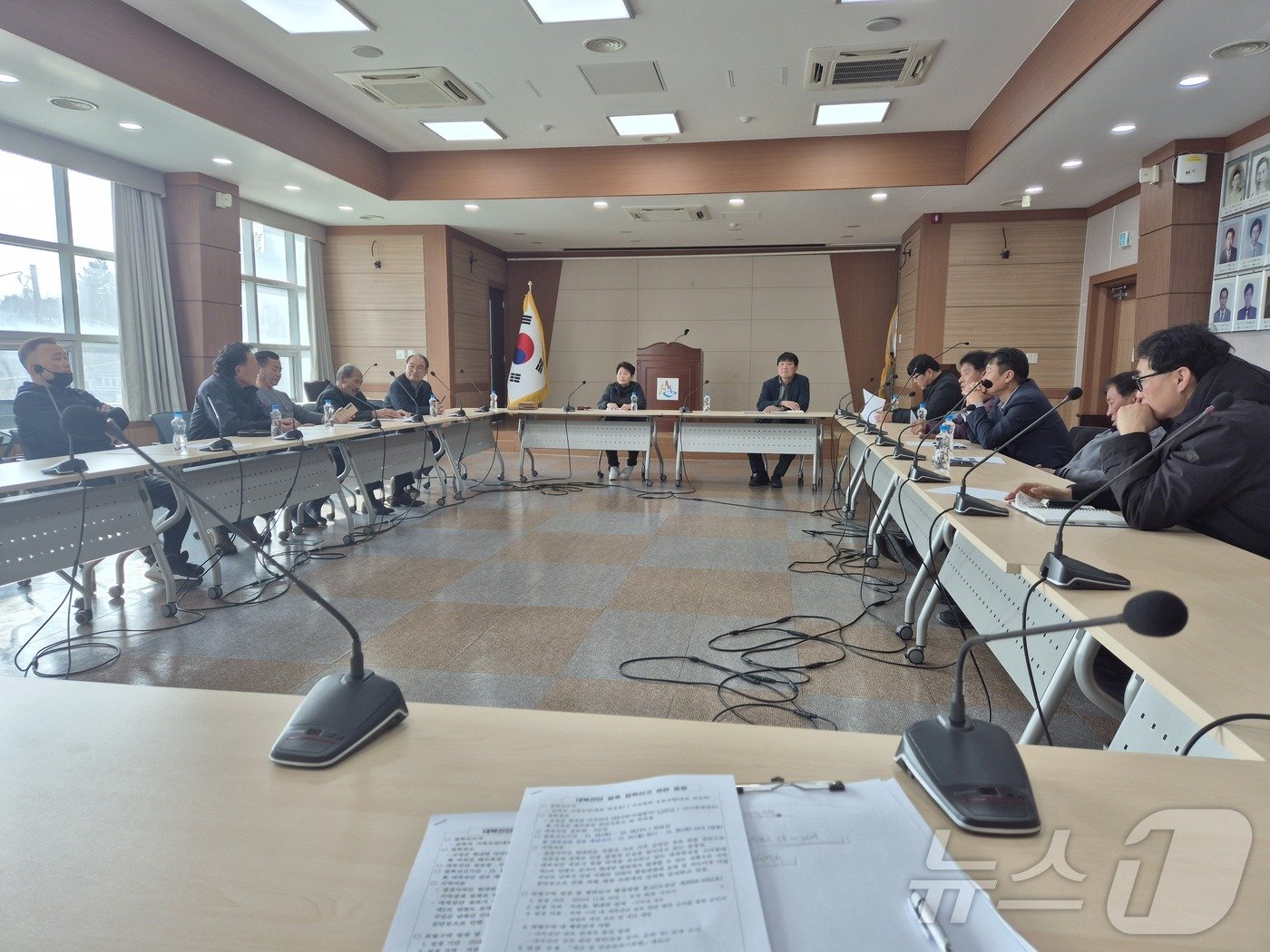 본문 이미지 - 최근 납북자 가족단체가 강원 고성 일대에서 대북전단 살포를 예고한 가운데, 고성 현내면 번영회 등 지역 사회단체들이 지난 21일 &#39;대북전단 살포방지 비상대책위원회&#39;를 꾸려 대응방안을 논의하고 있다.&#40;현내면 번영회 제공&#41; 2024.11.22/뉴스1