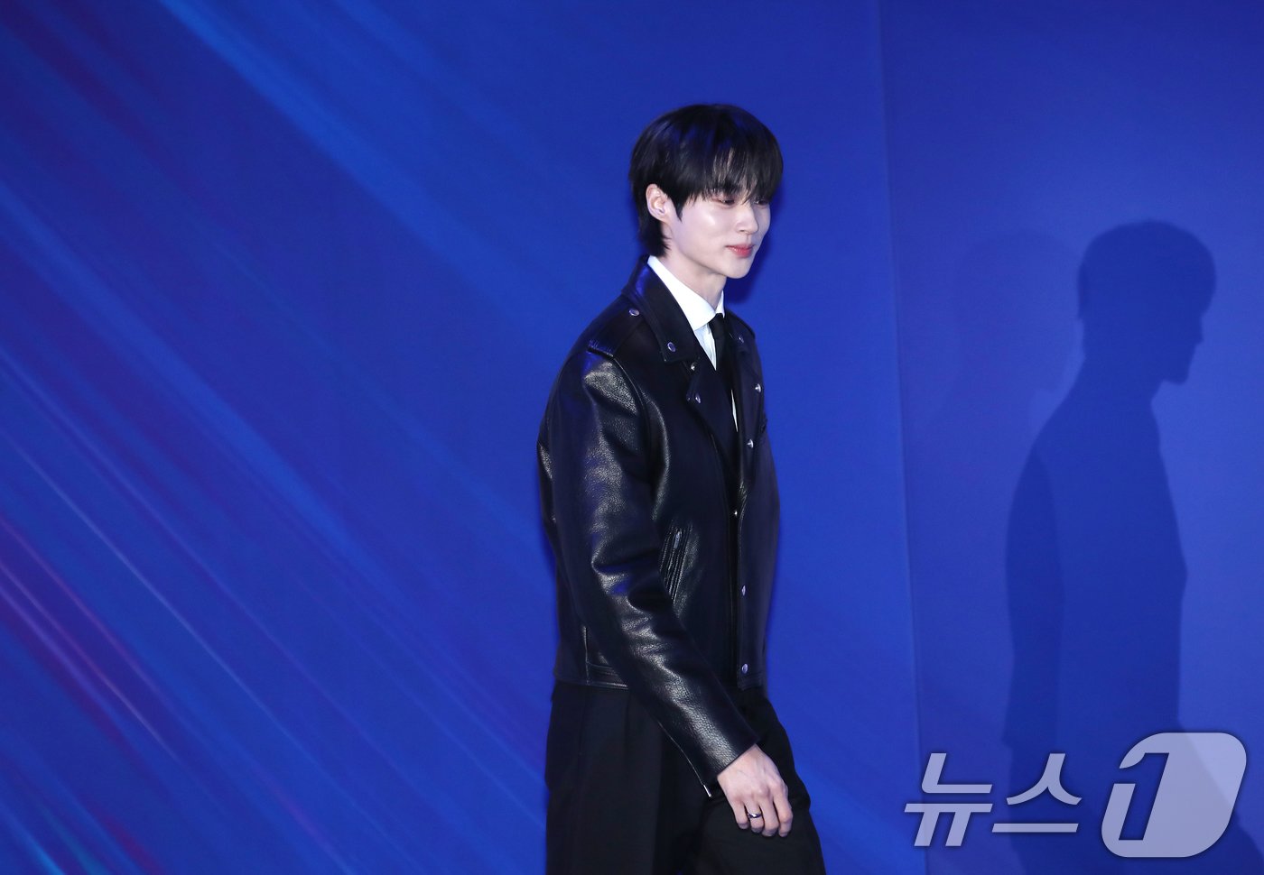 본문 이미지 - 배우 변우석이 22일 일본 오사카 쿄세라 돔에서 열린 '2024 마마 어워즈'(MAMA AWARDS)에 참석해 레드카펫을 밟고 있다. ⓒ News1 권현진 기자