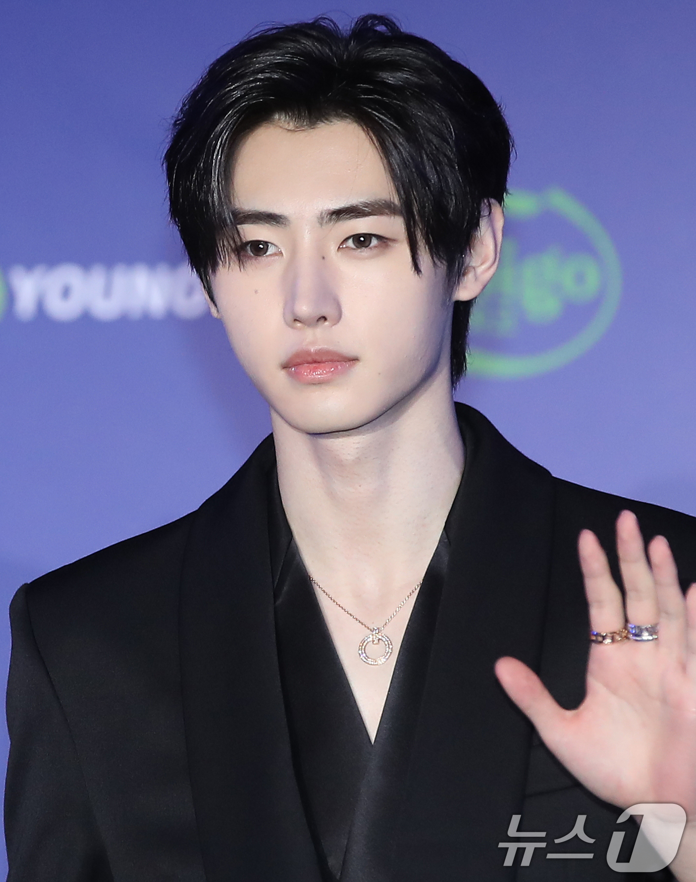 (오사카=뉴스1) 권현진 기자 = 엔하이픈 성훈이 22일 일본 오사카 쿄세라 돔에서 열린 '2024 마마 어워즈'(MAMA AWARDS) 레드카펫 행사에 참석해 포즈를 취하고 있다 …