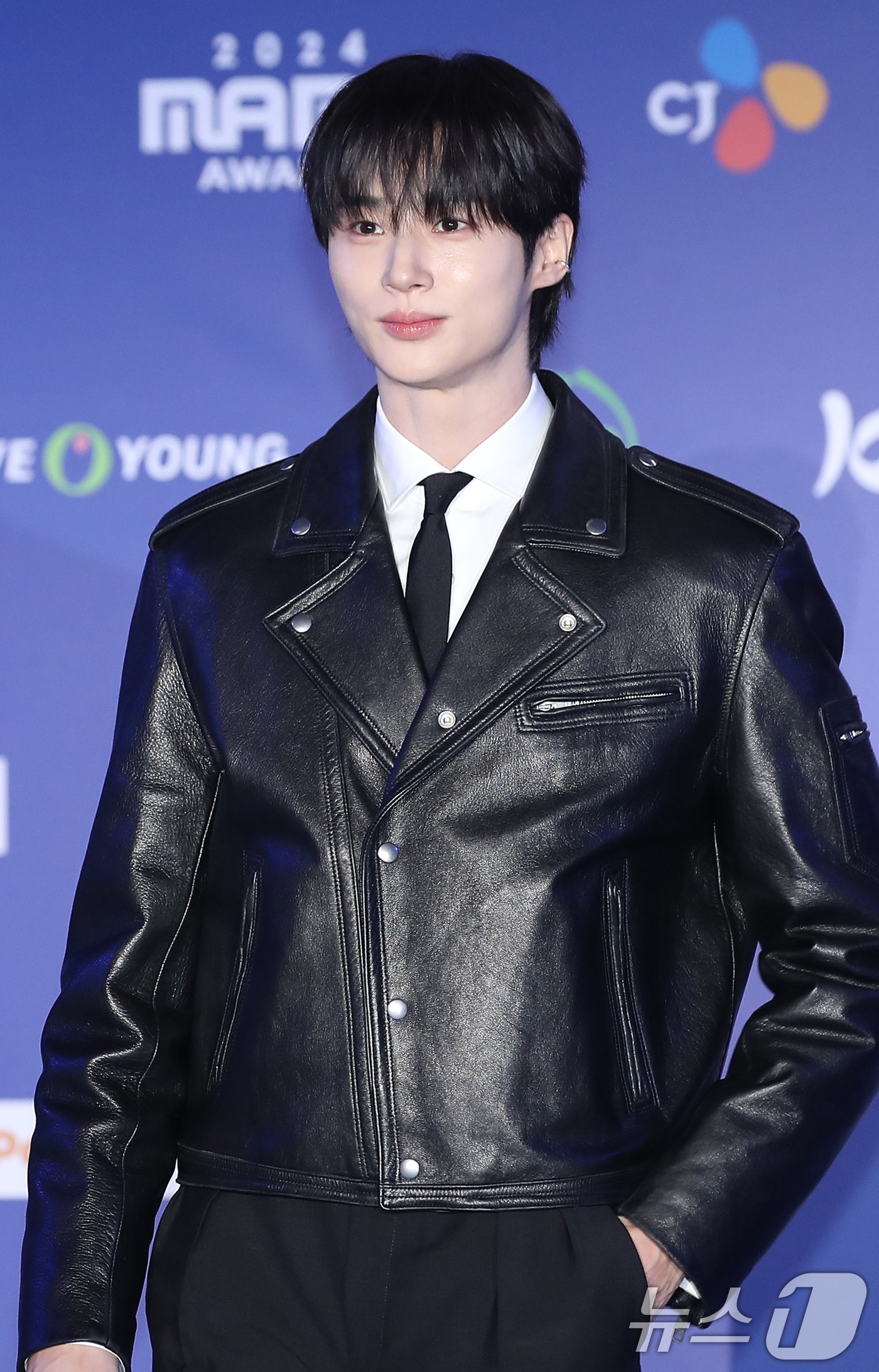 본문 이미지 - 배우 변우석이 22일 일본 오사카 쿄세라 돔에서 열린 '2024 마마 어워즈'(MAMA AWARDS) 레드카펫 행사에 참석해 근사한 포즈를 취하고 있다. ⓒ News1 권현진 기자