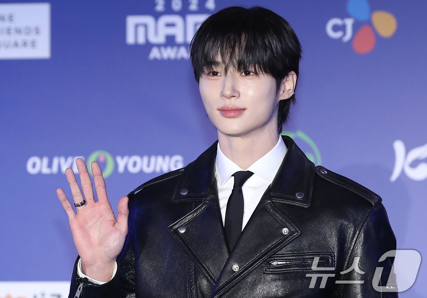 본문 이미지 - 배우 변우석이 22일 일본 오사카 쿄세라 돔에서 열린 '2024 마마 어워즈'(MAMA AWARDS) 레드카펫 행사에 참석해 손을 흔들고 있다. ⓒ News1 권현진 기자