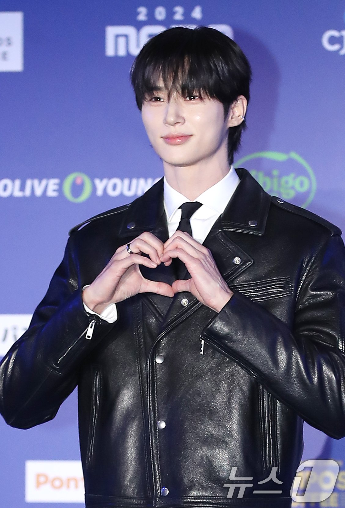 본문 이미지 - 배우 변우석이 22일 일본 오사카 쿄세라 돔에서 열린 '2024 마마 어워즈'(MAMA AWARDS) 레드카펫 행사에 참석해 하트를 그리고 있다. ⓒ News1 권현진 기자