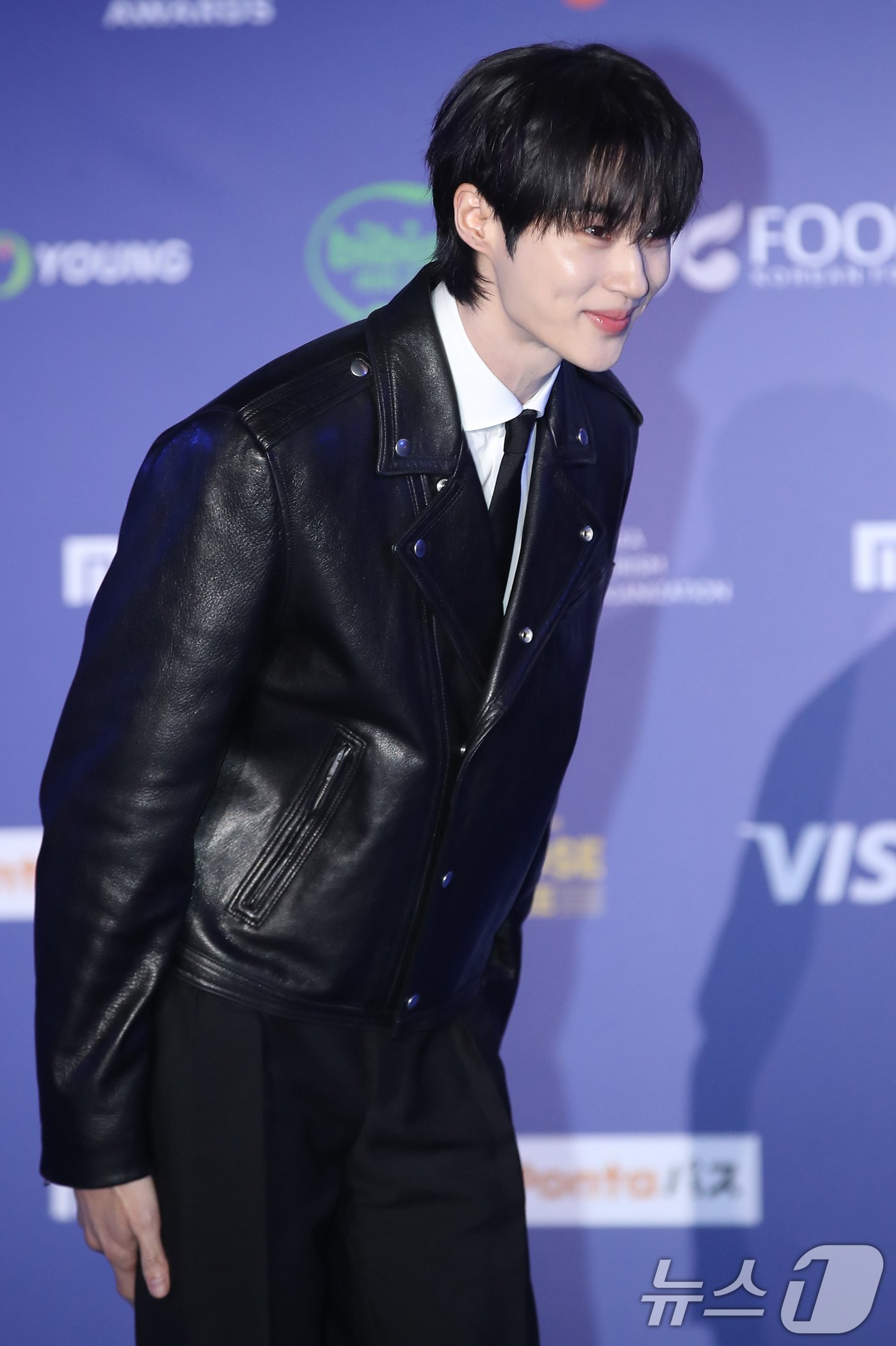 본문 이미지 - 배우 변우석이 22일 일본 오사카 쿄세라 돔에서 열린 '2024 마마 어워즈'(MAMA AWARDS) 레드카펫 행사에 참석해 인사를 하고 있다. ⓒ News1 권현진 기자