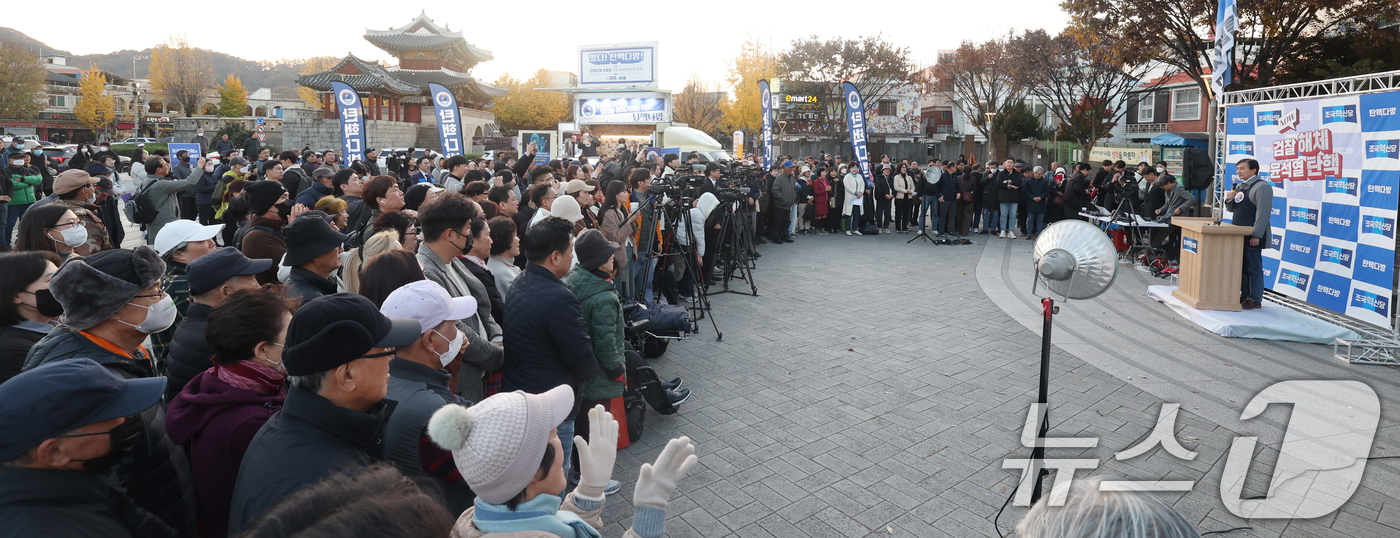 (전주=뉴스1) 유경석 기자 = 조국 조국혁신당 대표가 22일 전북자치도 전주시 풍남문광장에서 열린 '탄핵다방 4호점'에 참석해 연설을 하고 있다. 2024.11.22/뉴스1