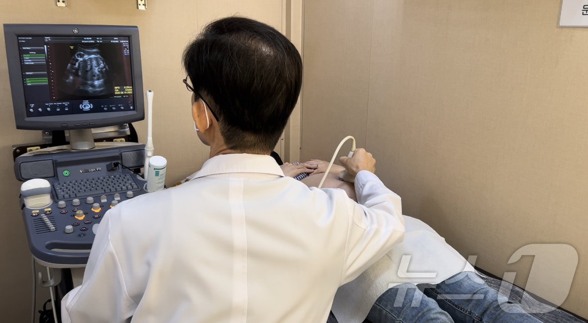 본문 이미지 - 경남도 '찾아가는 산부인과' 초음파 검사 모습.(경남도 제공)