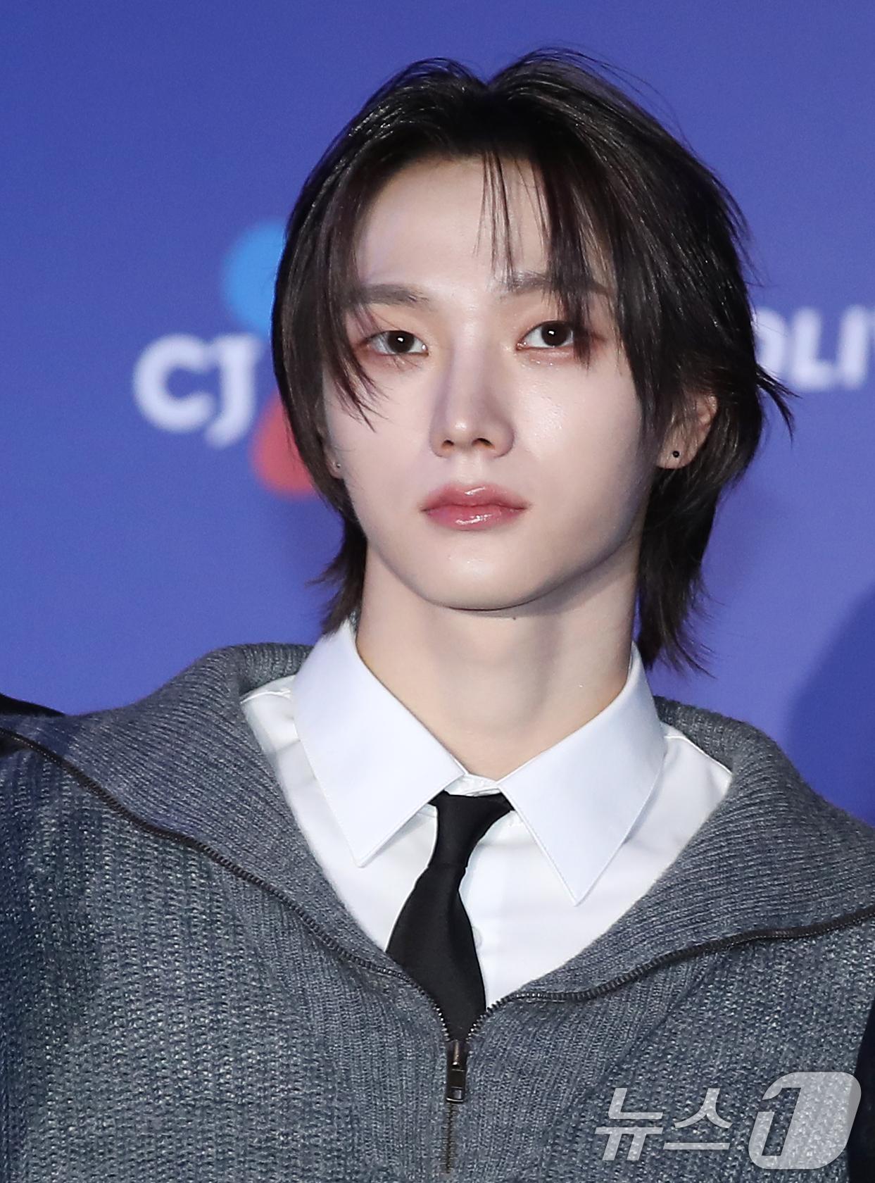 (오사카=뉴스1) 권현진 기자 = 보이넥스트도어 성호가 22일 일본 오사카 쿄세라 돔에서 열린 '2024 마마 어워즈'(MAMA AWARDS) 레드카펫 행사에 참석해 포즈를 취하고 …