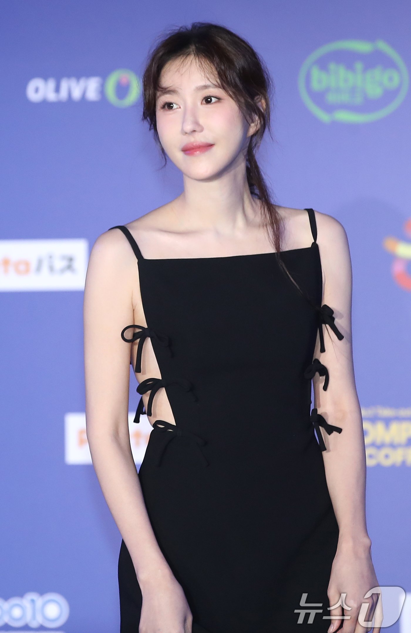 본문 이미지 - 배우 이지아가 22일 일본 오사카 쿄세라 돔에서 열린 '2024 마마 어워즈'(MAMA AWARDS)에 참석해 레드카펫을 밟고 있다.  ⓒ News1 권현진 기자