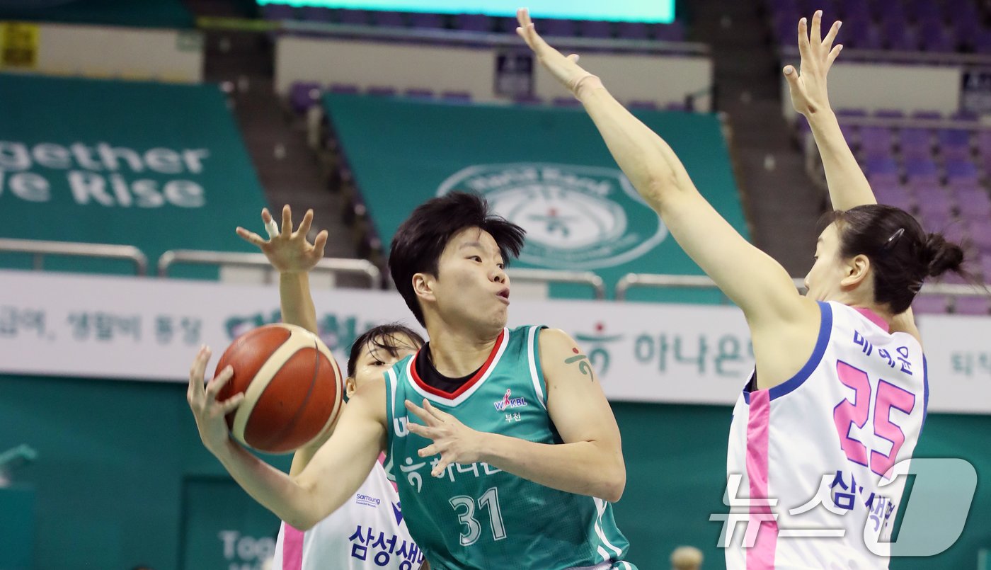 본문 이미지 - 22일 오후 부천시 원미구 부천체육관에서 열린 하나은행 2024-2025 여자프로농구 부천 하나은행과 용인 삼성생명 블루밍스의 경기에서 하나은행 진안이 돌파 중 패스를 시도하고 있다. 2024.11.22/뉴스1 ⓒ News1 이승배 기자