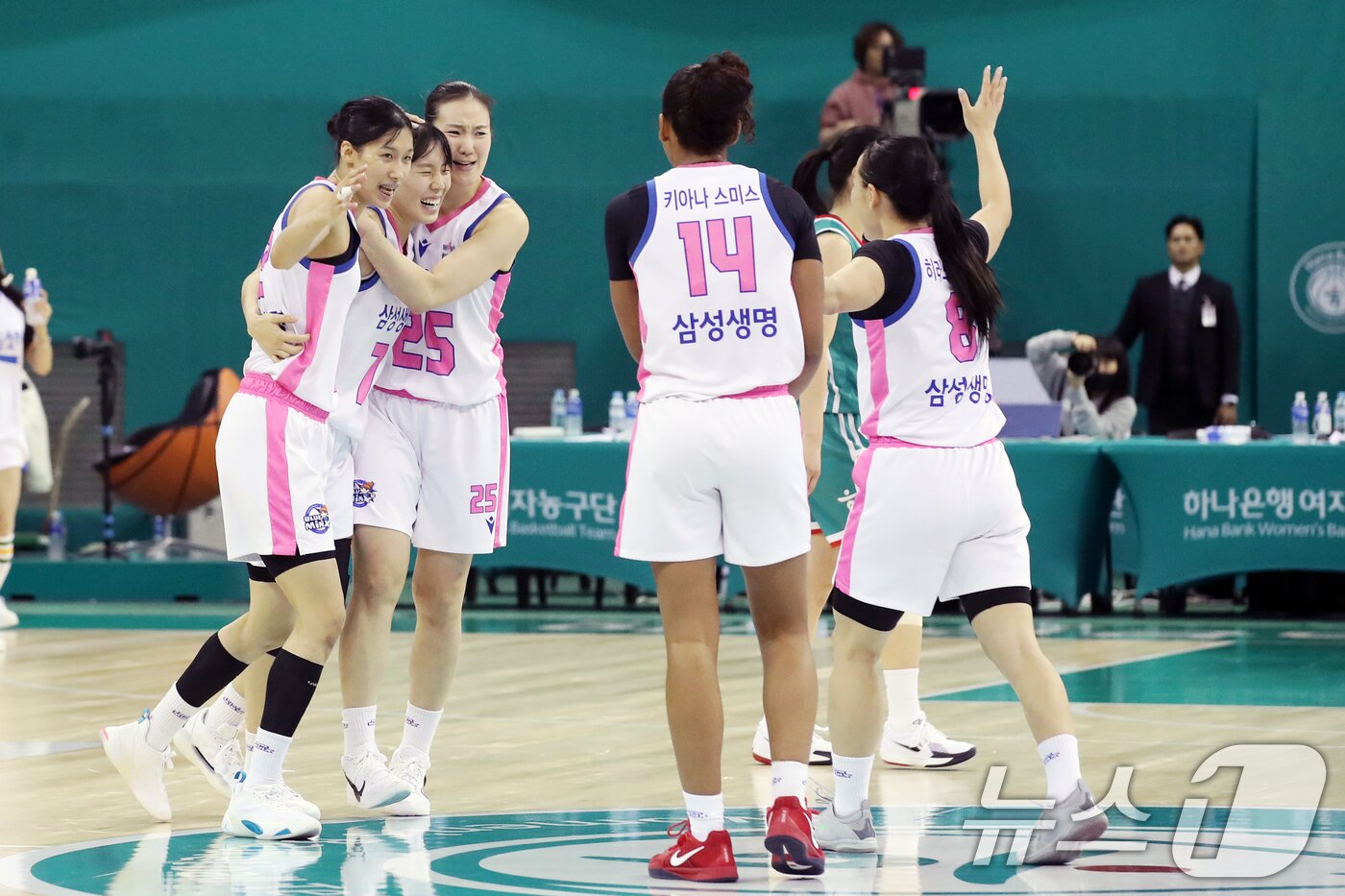Samsung Life Insurance players are rejoicing after successfully attacking in the Hana Bank 2024-2025 Women's Professional Basketball game between Bucheon Hana Bank and Yongin Samsung Life Insurance Bloomings held at Bucheon Gymnasium in Wonmi-gu, Bucheon on the afternoon of the 22nd. 2024.11.22/News1 ⓒ News1 Reporter Seungbae Lee