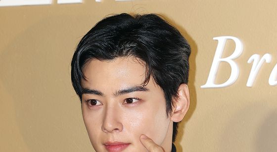 차은우, 볼 콕하는 조각상