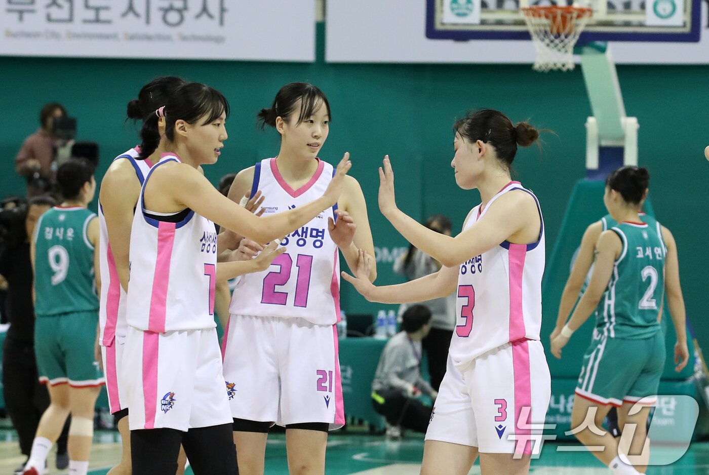 Samsung Life Insurance players are rejoicing after winning 60 to 53 in the Hana Bank 2024-2025 Women's Professional Basketball match between Bucheon Hana Bank and Yongin Samsung Life Insurance Bloomings held at the Bucheon Gymnasium in Wonmi-gu, Bucheon on the afternoon of the 22nd. 2024.11.22/News1 ⓒ News1 Reporter Seungbae Lee
