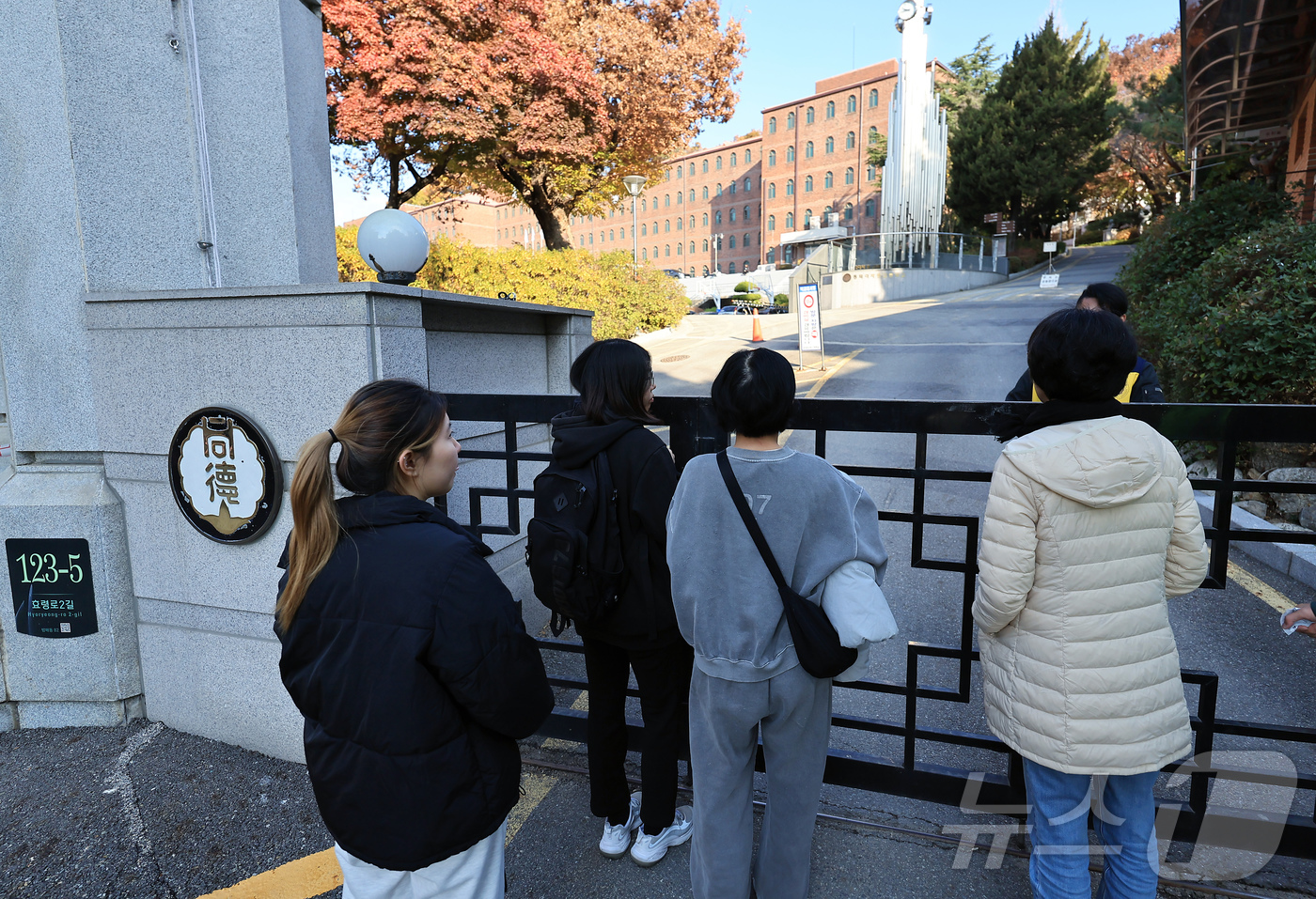 (서울=뉴스1) 박정호 기자 = 23일 오전 서울 서초구 효령로 동덕여자중고등학교에서 치러진 동덕여자대학교 논술고사에 성북구 캠퍼스로 갔다가 늦게 도착한 수험생과 가족이 잠긴 교문 …