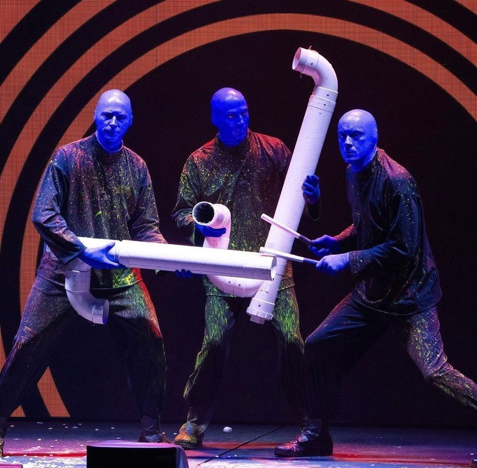 본문 이미지 - 시카고에서 퍼포먼스를 선보이는 블루맨들. &#40;출처 : 블루맨 페이스북&#41;