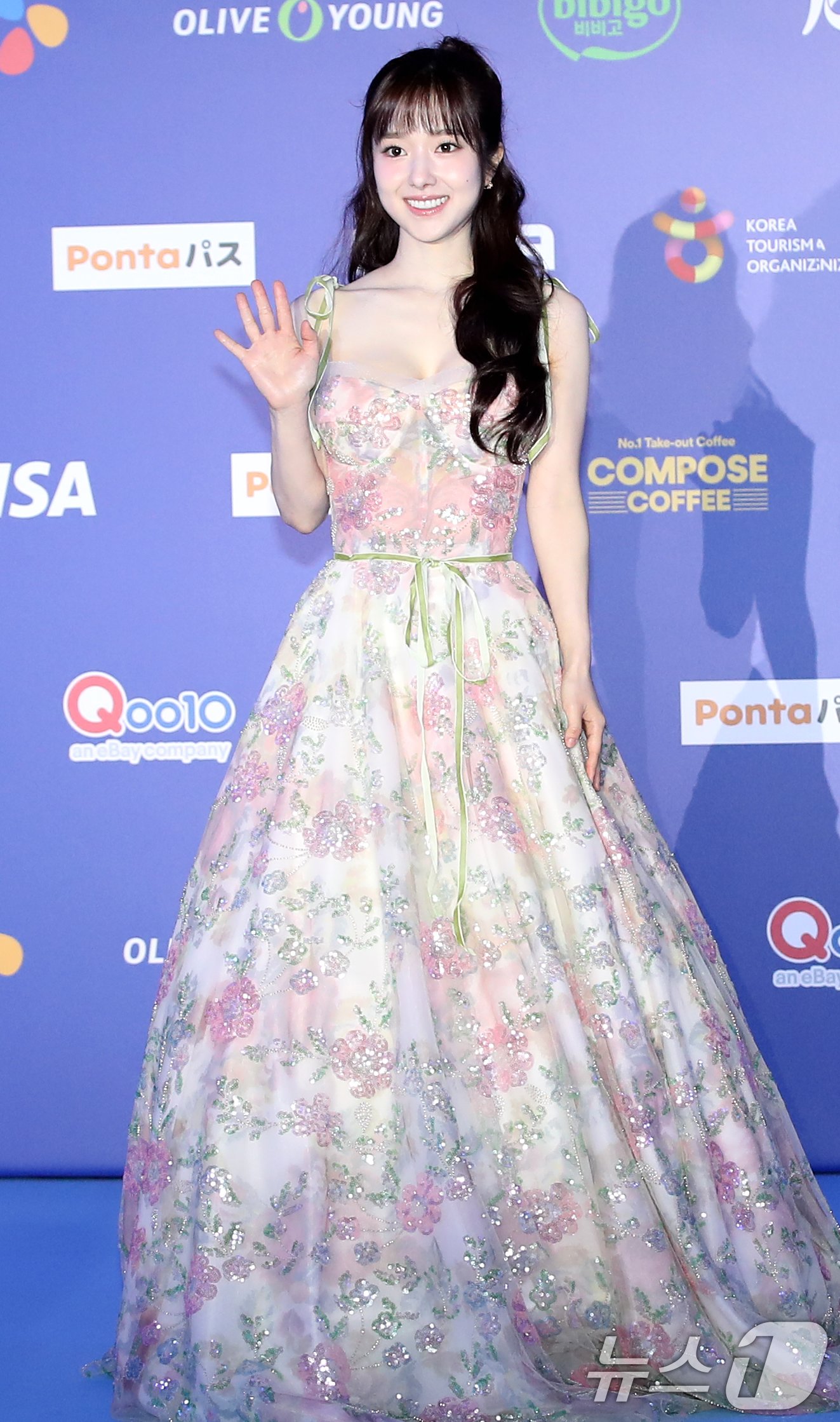 본문 이미지 - 아나운서 출신 방송인 이혜성이 23일 일본 오사카 쿄세라 돔에서 열린 '2024 마마 어워즈'(MAMA AWARDS) 레드카펫 행사에 참석해 포즈를 취하고 있다. ⓒ News1 권현진 기자