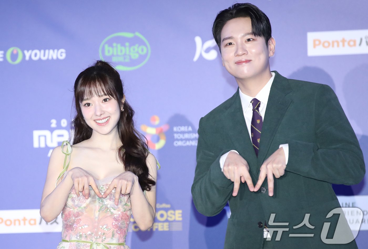 본문 이미지 - 사전 MC 이혜성과 한해(오른쪽)가 23일 일본 오사카 쿄세라 돔에서 열린 '2024 마마 어워즈'(MAMA AWARDS) 레드카펫 행사에 참석해 포즈를 취하고 있다. ⓒ News1 권현진 기자