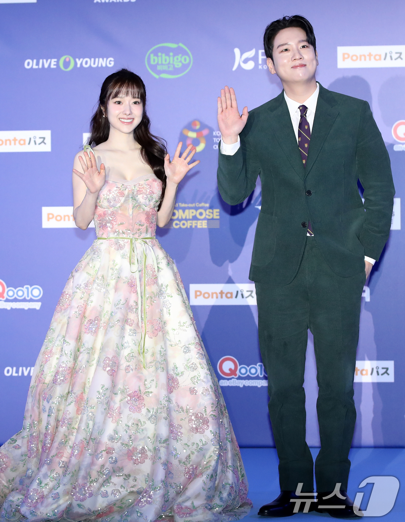 (오사카(일본)=뉴스1) 권현진 기자 = 사전 MC 이혜성과 한해(오른쪽)가 23일 일본 오사카 쿄세라 돔에서 열린 '2024 마마 어워즈'(MAMA AWARDS) 레드카펫 행사에 …