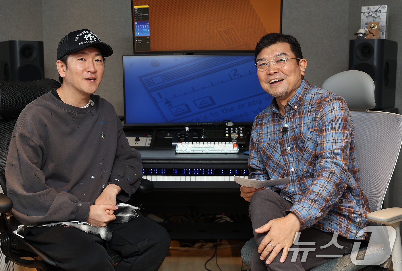 본문 이미지 - 프로듀서 라이언 전(왼쪽)과 정덕현 대중문화평론가 / 뉴스1 ⓒ News1 김진환 기자