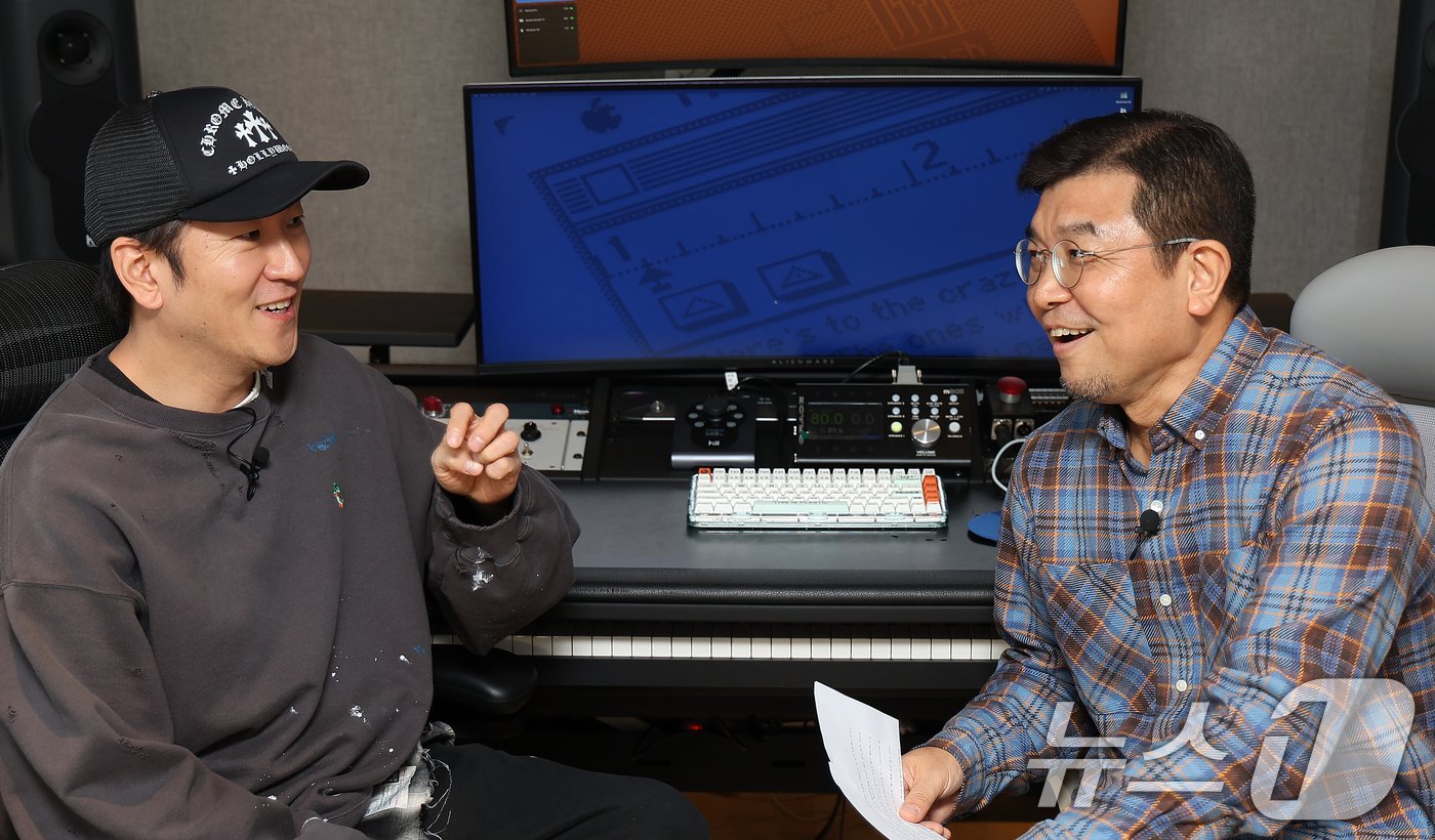 본문 이미지 - 프로듀서 라이언 전(왼쪽)과 정덕현 대중문화평론가 / 뉴스1 ⓒ News1 김진환 기자