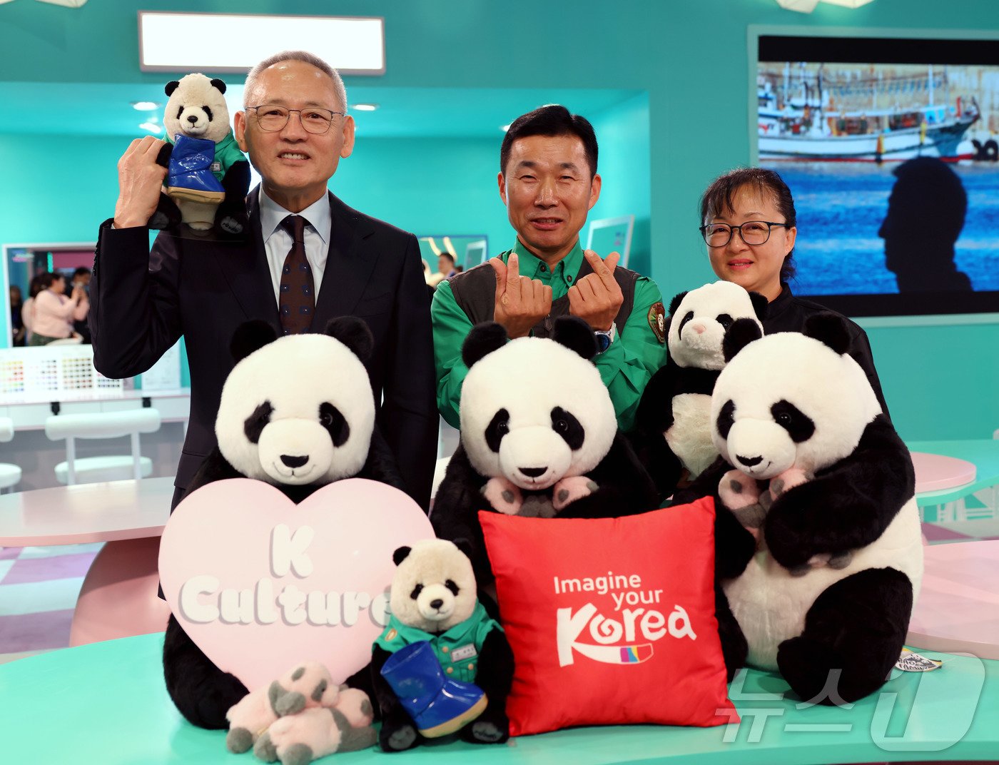 본문 이미지 - 유인촌 문화체육관광부 장관이 23일 중국 상하이 국가컨벤션센터에서 열린 중국 국제여유교역회 한국관 소비자 행사에 참석해 푸바오 할아버지 강철원 사육사, 흑백요리사 급식대가 이미영 조리사와 함께 기념촬영을 하고 있다. (문화체육관광부 제공) 2024.11.23/뉴스1