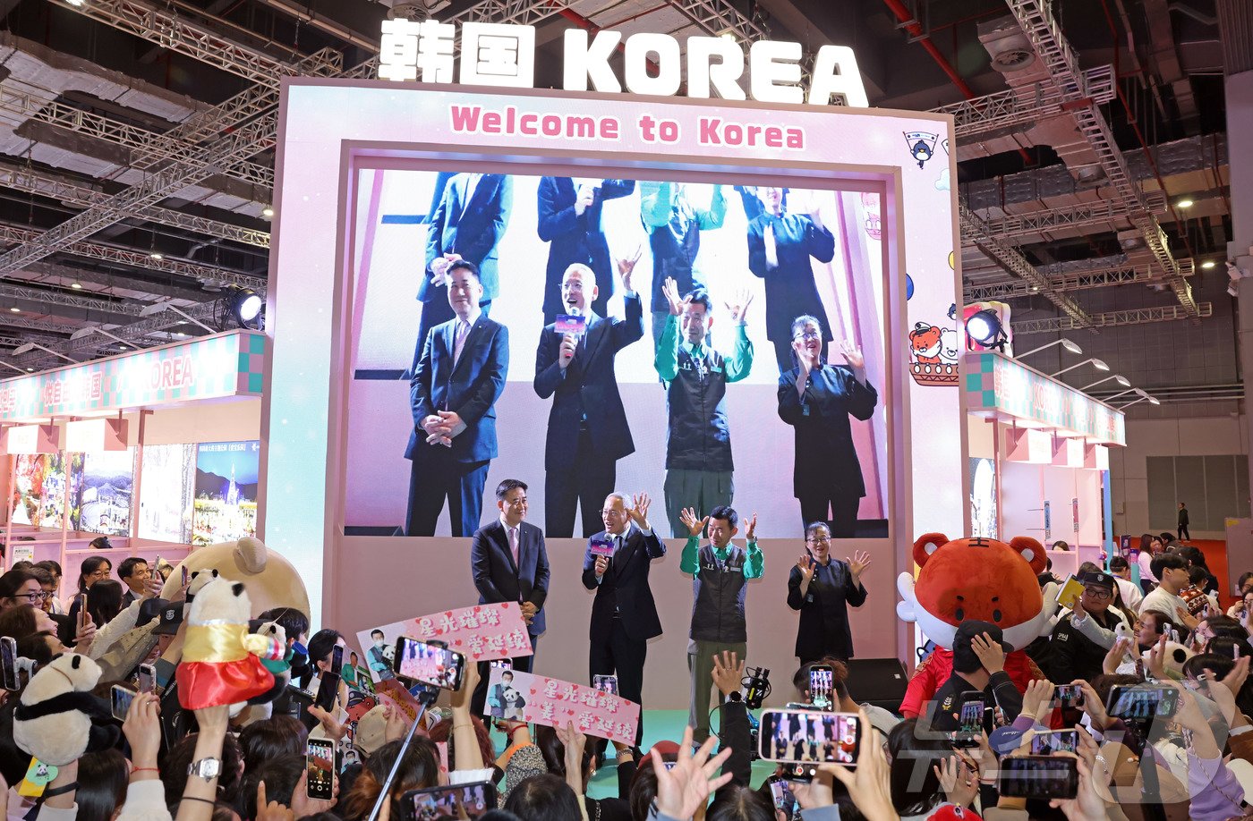 본문 이미지 - 유인촌 문화체육관광부 장관이 23일 중국 상하이 국가컨벤션센터에서 열린 중국 국제여유교역회 한국관 소비자 행사에 참석해 푸바오 할아버지 강철원 사육사, 흑백요리사 급식대가 이미영 조리사와 함께 관람객들에게 ‘한국으로 놀러오세요!’라고 외치고 있다. &#40;문화체육관광부 제공&#41; 2024.11.23/뉴스1
