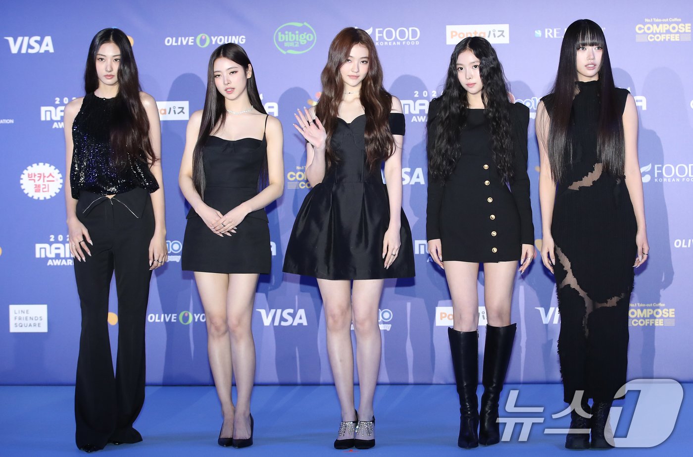 본문 이미지 - 미야오가 23일 일본 오사카 쿄세라 돔에서 열린 '2024 마마 어워즈'(MAMA AWARDS) 레드카펫 행사에 참석해 포즈를 취하고 있다. 2024.11.23./뉴스1 ⓒ News1 권현진 기자