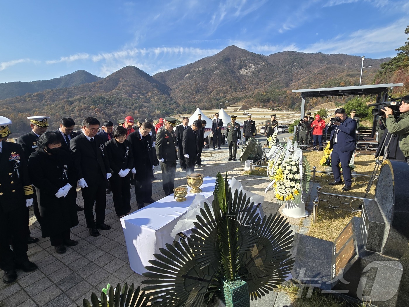 (서울=뉴스1) = 김계환 해병대사령관을 비롯한 주요 직위자들이 23일 국립대전현충원에서 열린 '연평도 포격전 제14주년 전투영웅 추모 및 전승기념행사'에서 연평도 포격전 전사자 …