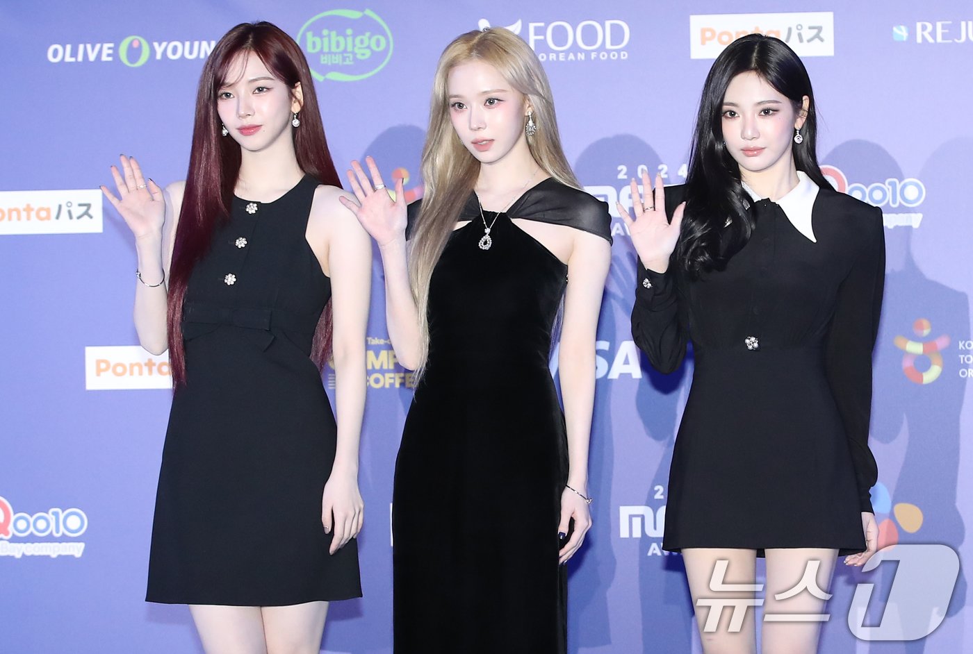 본문 이미지 - 에스파 카리나(왼쪽부터)와 윈터, 닝닝이 23일 일본 오사카 쿄세라 돔에서 열린 '2024 마마 어워즈'(MAMA AWARDS) 레드카펫 행사에 참석해 포즈를 취하고 있다. 2024.11.23/뉴스1 ⓒ News1 권현진 기자