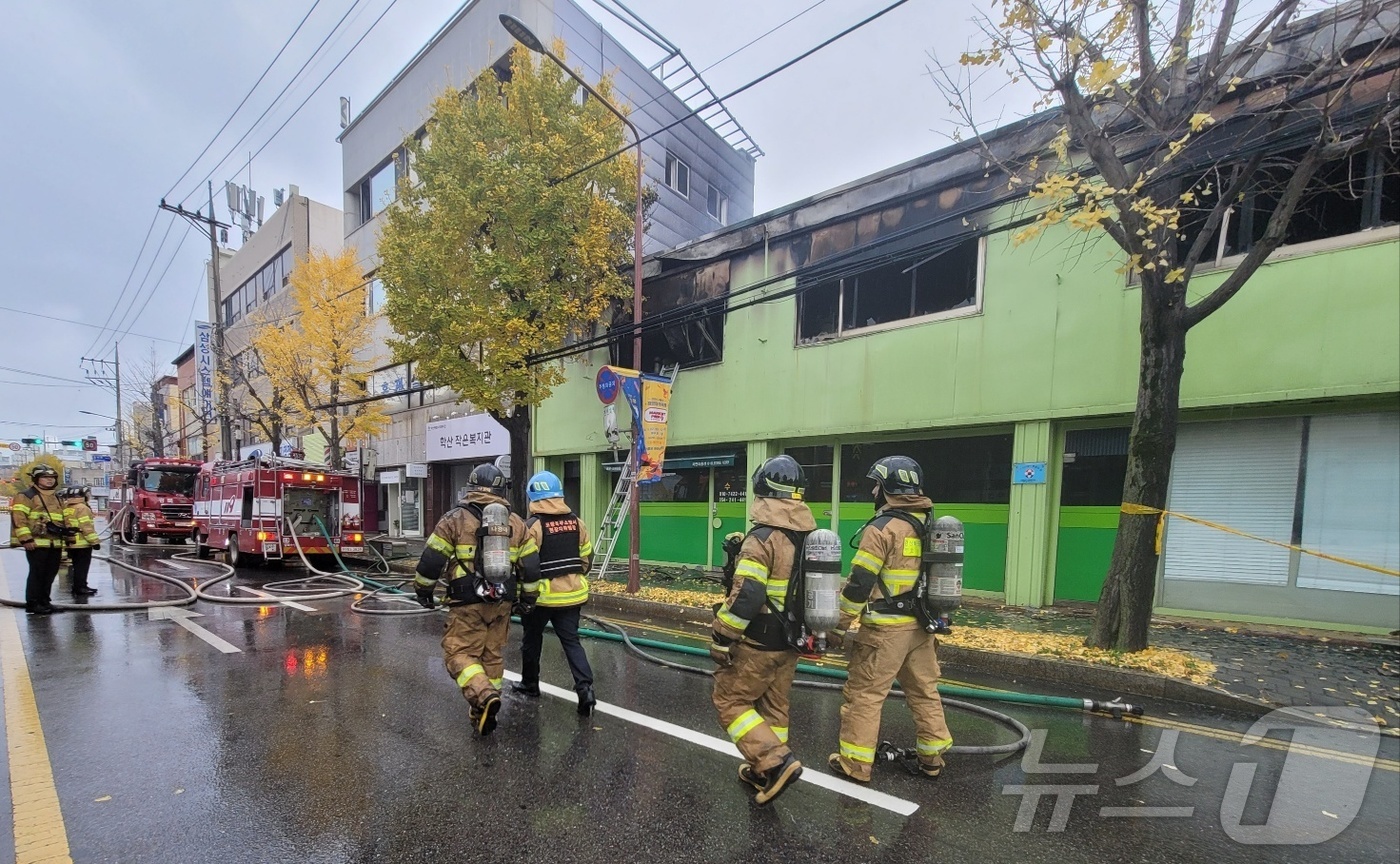 (포항=뉴스1) 최창호 기자 = 23일 오후 1시 7분쯤 경북 포항시 영일대북부시장 인근 상가에서 불이 나 소방당국이 소방차 5대 대원 51명을 투입해 50여 분만에 큰 불길을 잡 …