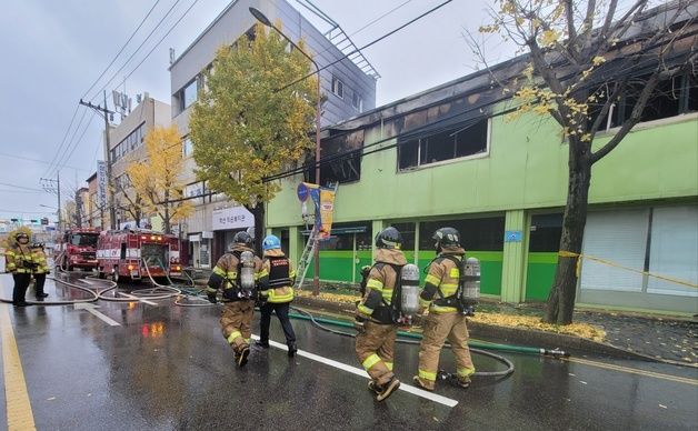 포항 영일대북부시장 인근 상가 화재…50분 만에 초진