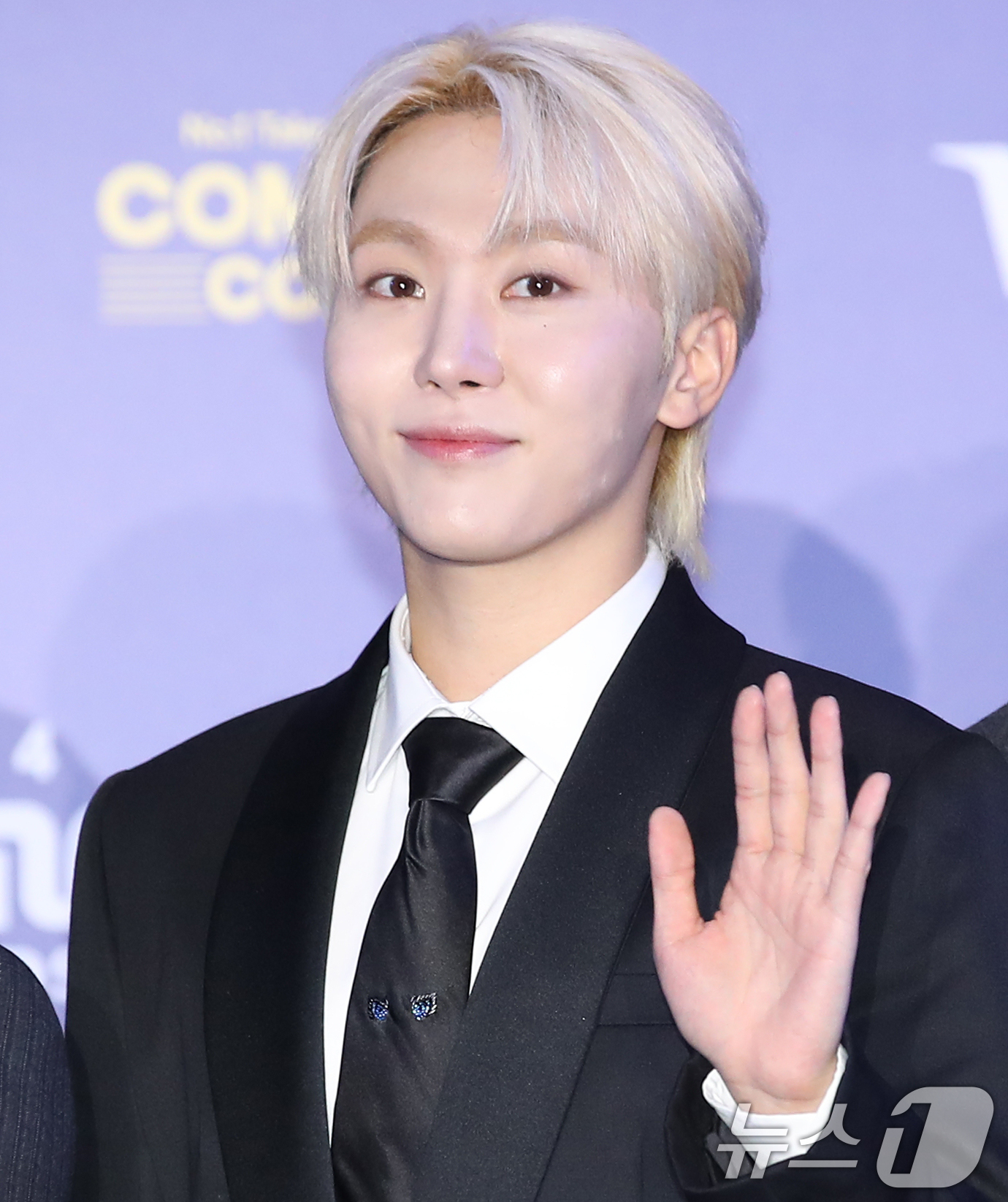 (오사카(일본)=뉴스1) 권현진 기자 = 세븐틴 승관이 23일 일본 오사카 쿄세라 돔에서 열린 '2024 마마 어워즈'(MAMA AWARDS) 레드카펫 행사에 참석해 포즈를 취하고 …