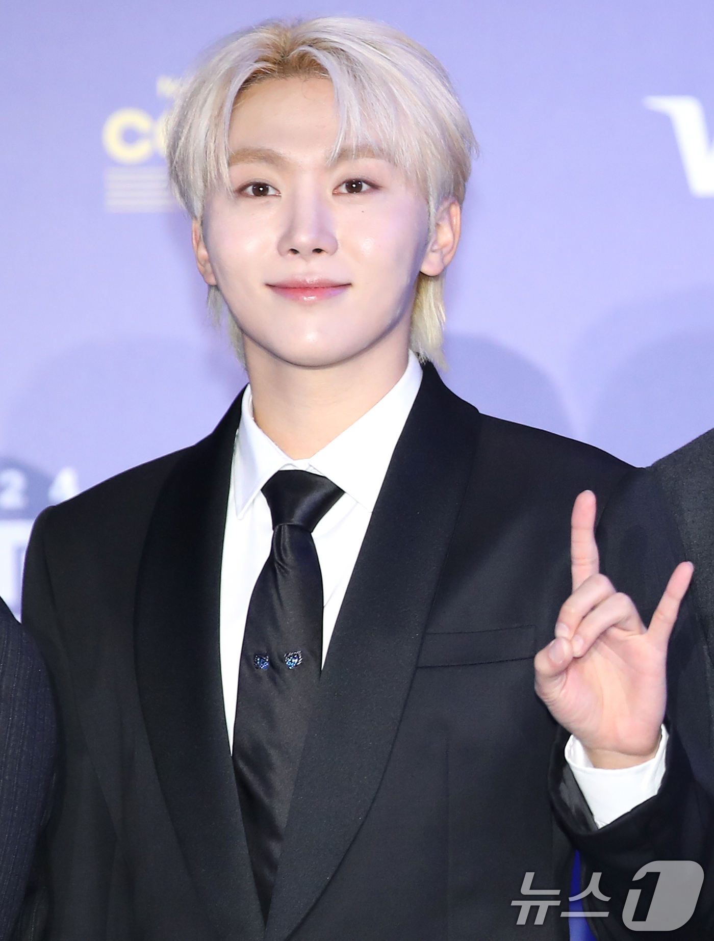 (오사카(일본)=뉴스1) 권현진 기자 = 세븐틴 승관이 23일 일본 오사카 쿄세라 돔에서 열린 '2024 마마 어워즈'(MAMA AWARDS) 레드카펫 행사에 참석해 포즈를 취하고 …