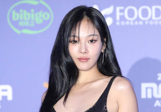 비비, 워터밤 퍼포먼스 선정성 논란 속 갑론을박…"민망" vs "무대일 뿐"(종합)