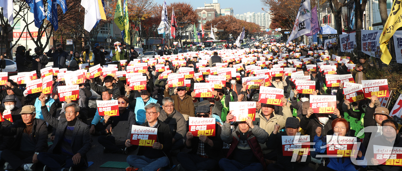 (전주=뉴스1) 유경석 기자 = 23일 전북자치도 전주시 모래내시장 사거리 일원에서 열린 '윤석열퇴진 전북도민대회' 참가자들이 구호를 외치고 있다. 2024.11.23/뉴스1