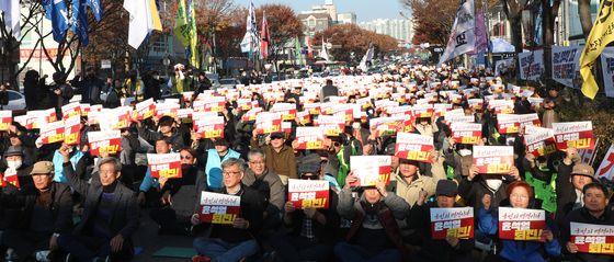 '윤석열 퇴진 외치는 참가자들'