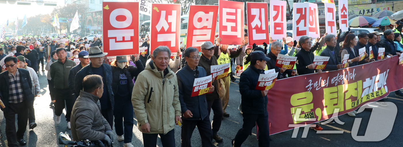 (전주=뉴스1) 유경석 기자 = 23일 전북자치도 전주시 모래내시장 사거리 일원에서 열린 '윤석열퇴진 전북도민대회' 참가자들이 행진을 하고 있다. 2024.11.23/뉴스1