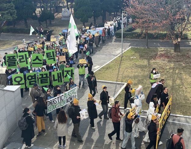 "플라스틱 생산 이제 그만"…부산서 각국 시민 800명 행진