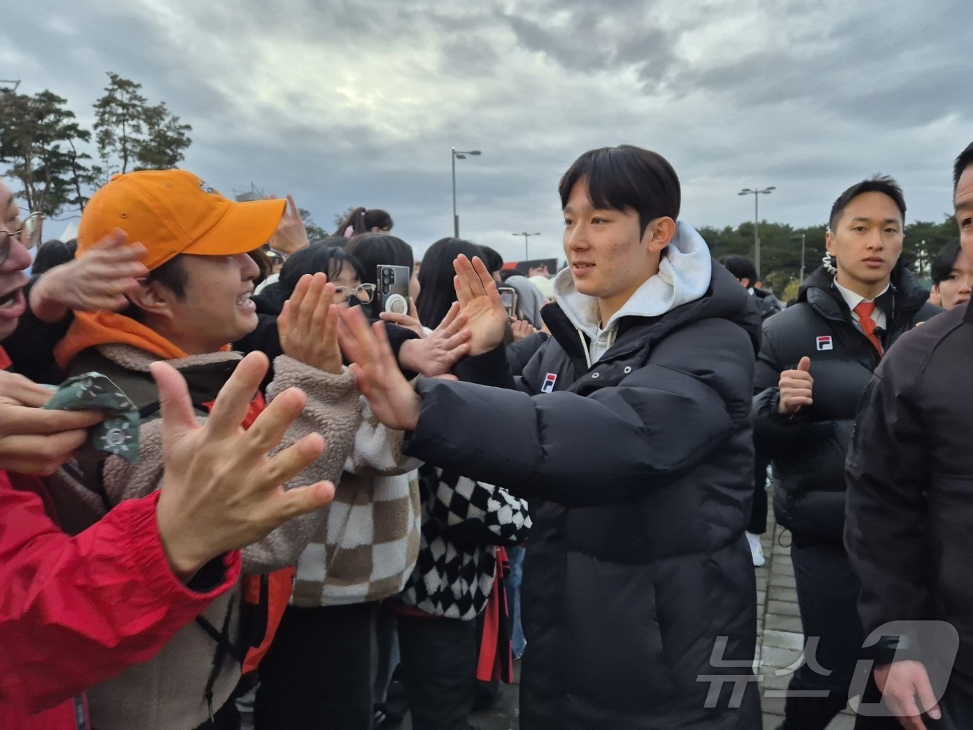 본문 이미지 - 강원FC가 2024시즌 K리그1 최종전에서 포항스틸러스를 1대 0으로 물리치고 창단 첫 준우승을 차지한 지난 23일 토트넘으로 이적을 앞둔 양민혁이 팬들과 하이파이브를 하면서 이동을 하고 있다.2024.11.23/뉴스1 ⓒ News1 윤왕근 기자