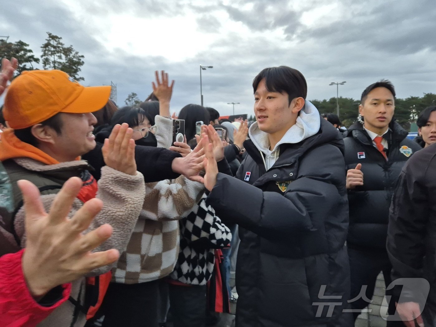 본문 이미지 - 강원FC가 2024시즌 K리그1 최종전에서 포항스틸러스를 1대 0으로 물리치고 창단 첫 준우승을 차지한 23일 토트넘으로 이적을 앞둔 양민혁이 팬들과 하이파이브를 하면서 이동을 하고 있다.2024.11.23/뉴스1 ⓒ News1 윤왕근 기자