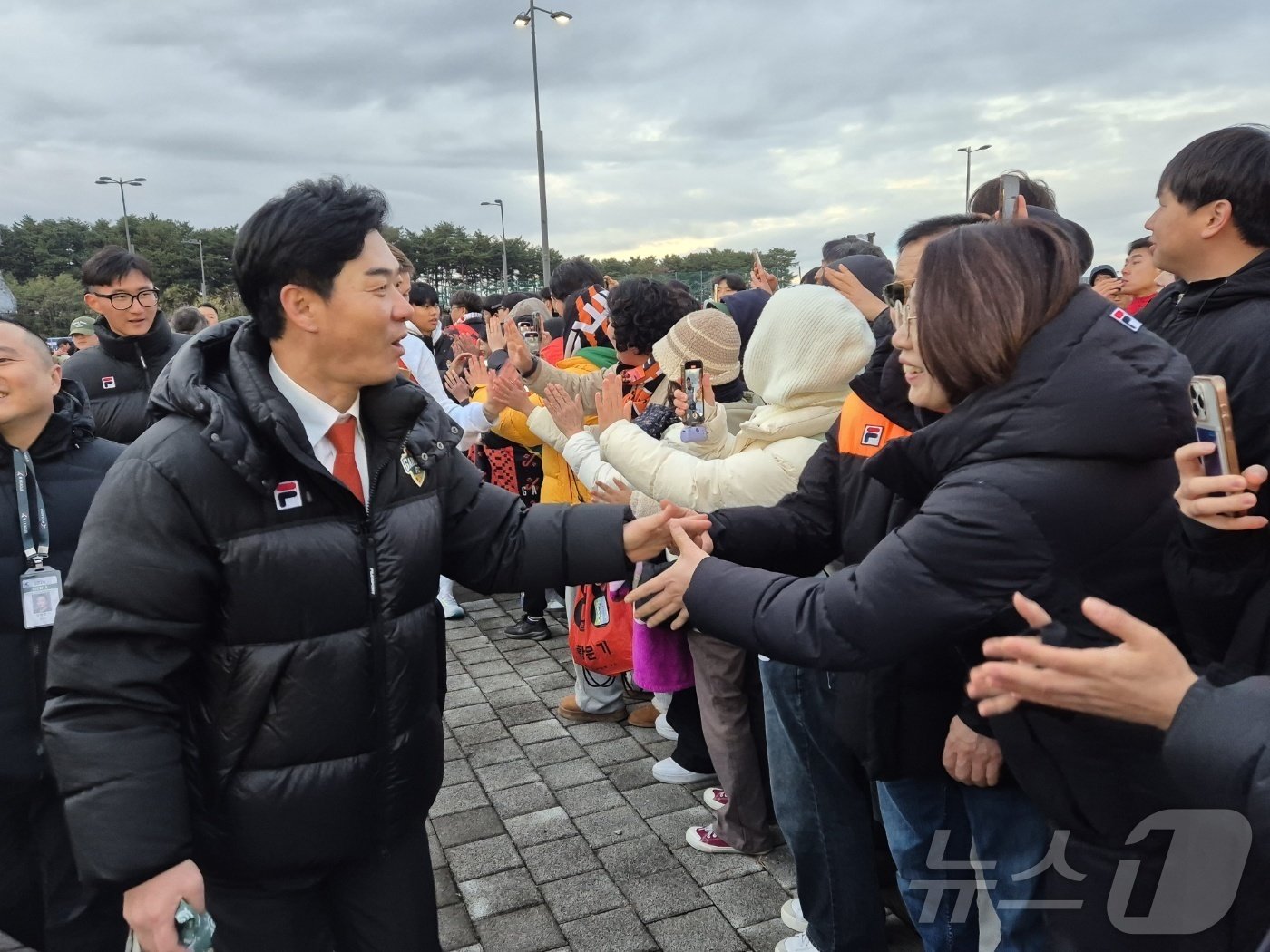 강원FC 팬들과 인사하는 윤정환 감독&#40;왼쪽&#41;. 2024.11.23/뉴스1 ⓒ News1 윤왕근 기자