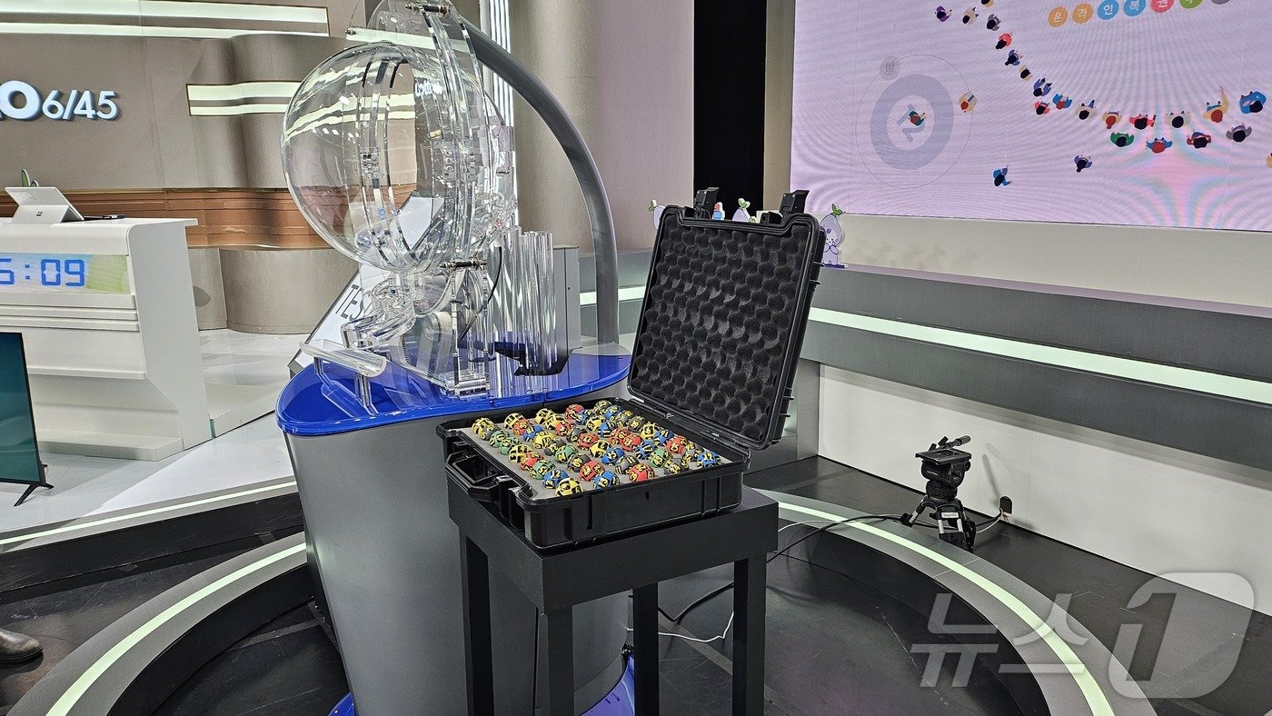 본문 이미지 - 23일 서울 마포구 MBC 상암동 스튜디오에서 &#39;대국민 로또 추첨 공개 방송&#39;에 앞서 추첨기와 추첨볼 점검이 이뤄지고 있다. 2024.11.23/뉴스1 ⓒ News1 전민 기자