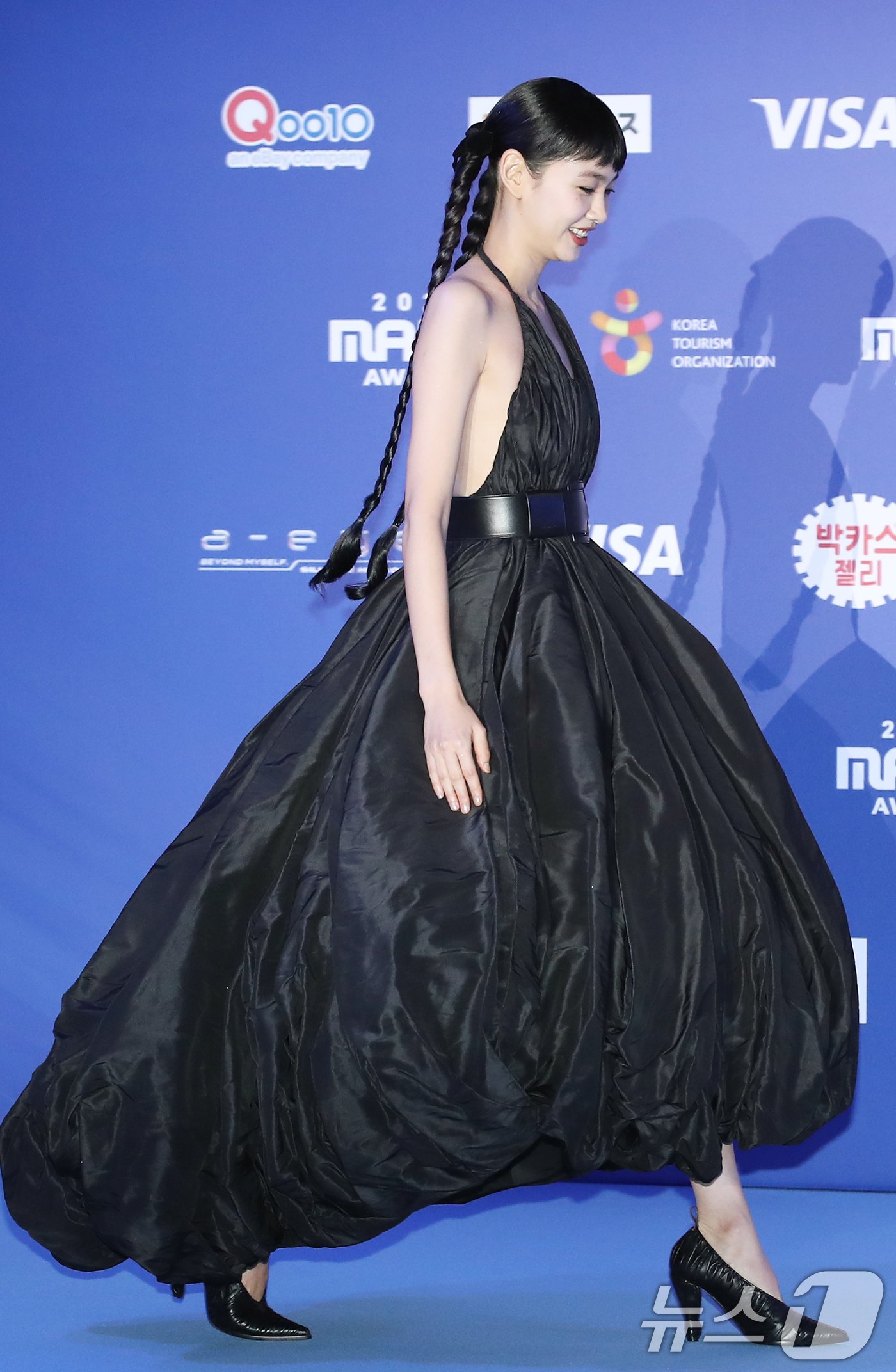 본문 이미지 - 배우 정호연이 23일 일본 오사카 쿄세라 돔에서 열린 &#39;2024 마마 어워즈&#39;&#40;MAMA AWARDS&#41;에 참석해 레드카펫을 밟고 있다. 2024.11.23/뉴스1 