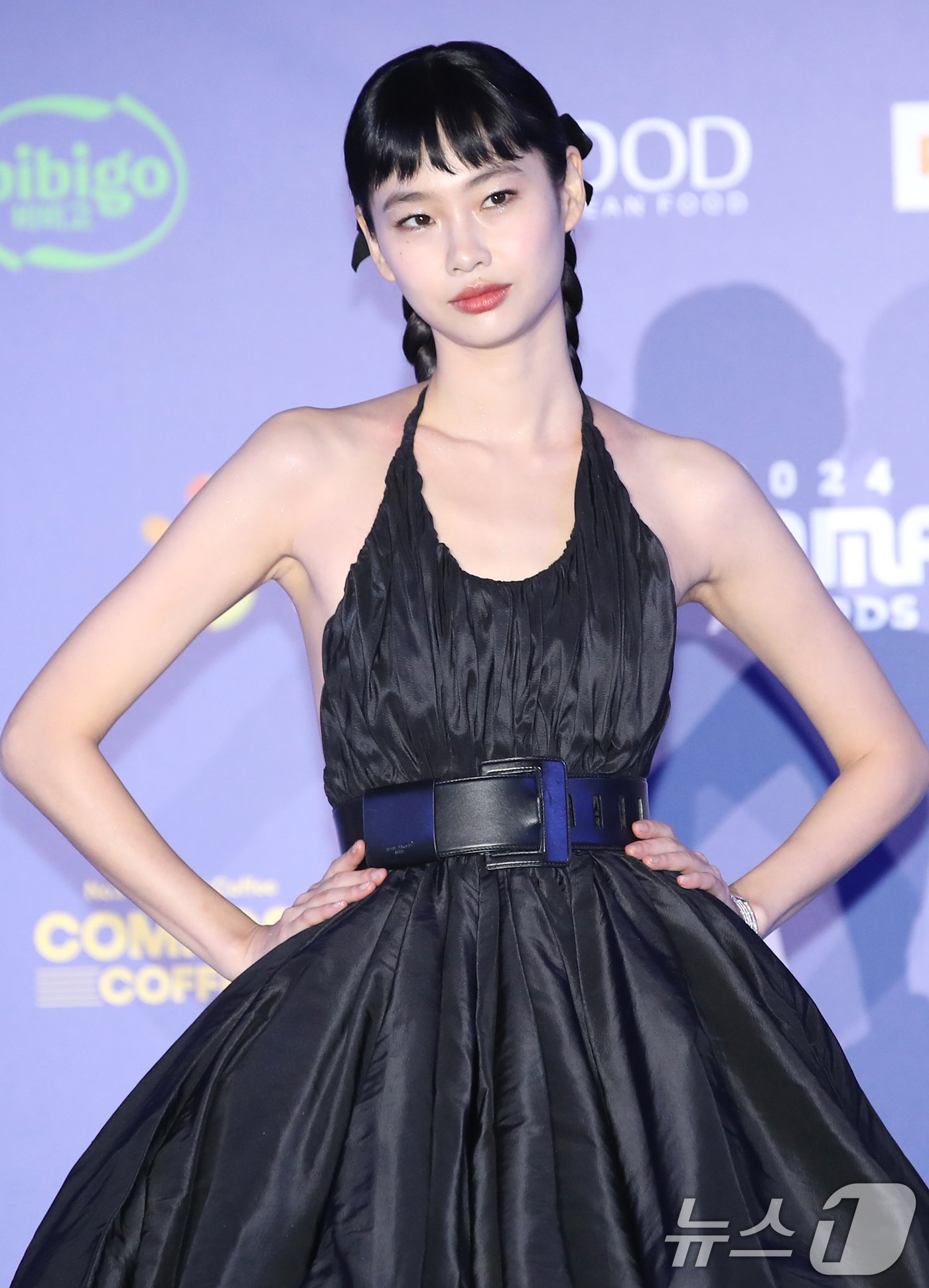 본문 이미지 - 배우 정호연이 23일 일본 오사카 쿄세라 돔에서 열린 &#39;2024 마마 어워즈&#39;&#40;MAMA AWARDS&#41; 레드카펫 행사에 참석해 포즈를 취하고 있다. ⓒ News1 권현진 기자