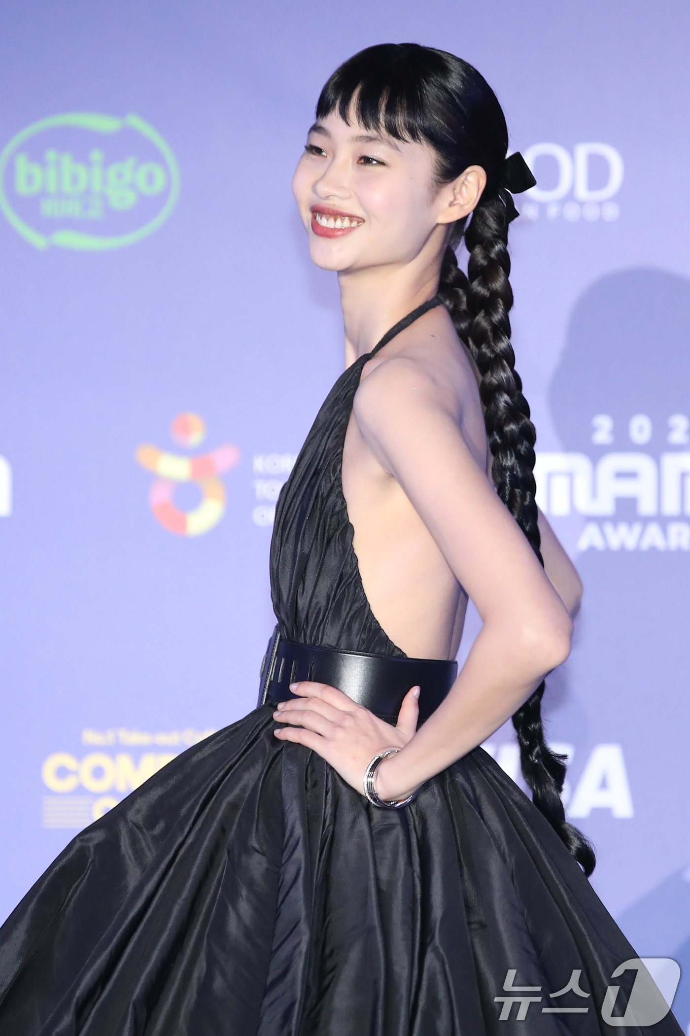 본문 이미지 - 배우 정호연이 23일 일본 오사카 쿄세라 돔에서 열린 &#39;2024 마마 어워즈&#39;&#40;MAMA AWARDS&#41; 레드카펫 행사에 참석해 매혹적인 포즈로 시선을 사로잡고 있다. ⓒ News1 권현진 기자