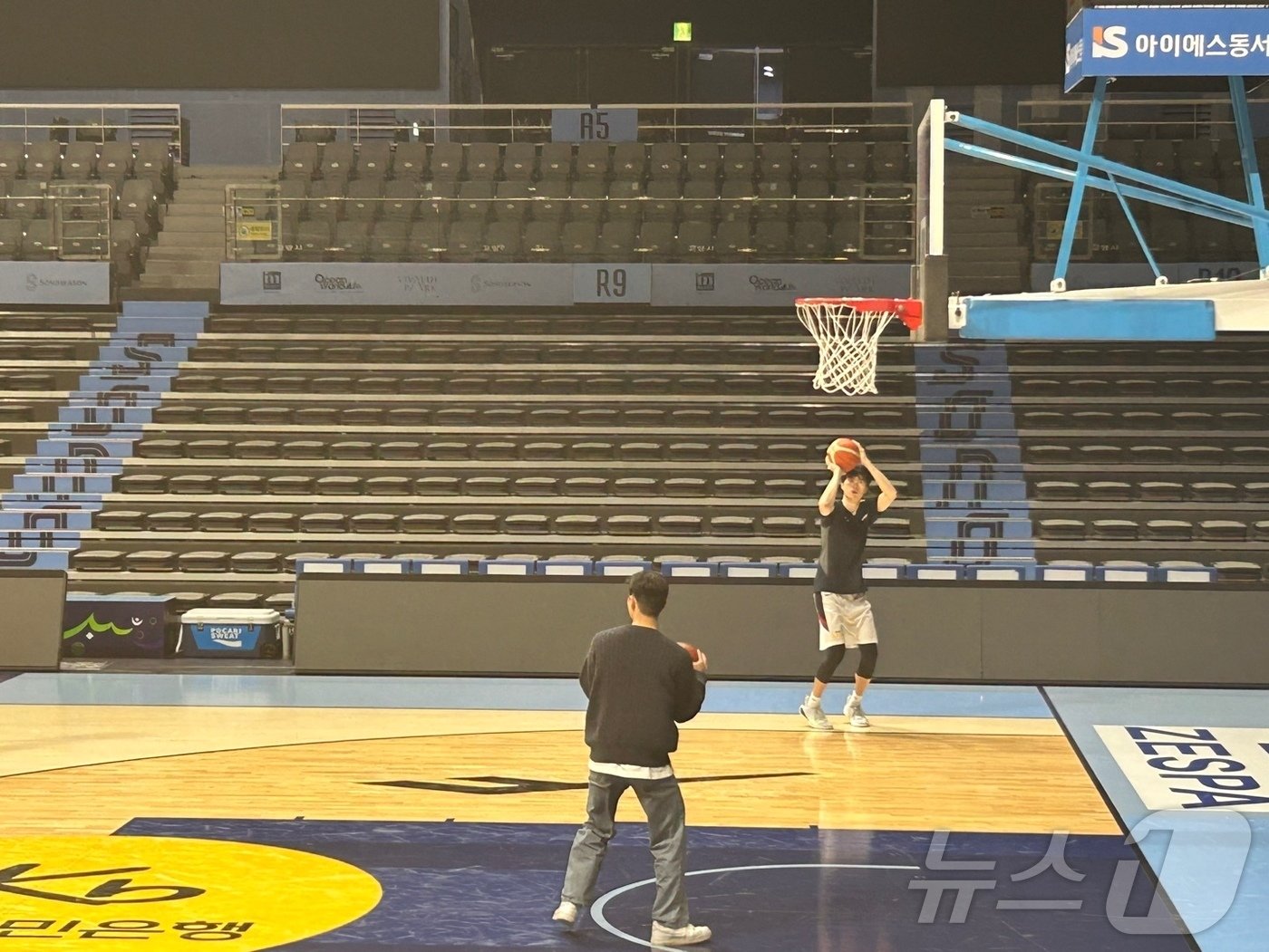 본문 이미지 -   농구대표팀의 이현중이 21일 경기 고양 소노 아레나에서 열린 2025 FIBA(국제농구연맹) 아시아컵 예선 윈도우1 A조 예선 인도네시아와의 경기 후 홀로 남아 추가 훈련을 하고 있다. 2024.11.21/뉴스1 ⓒ News1 문대현 기자